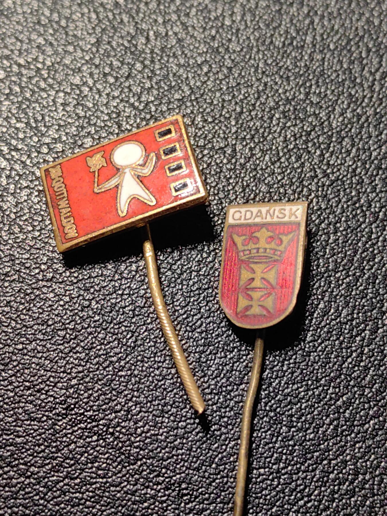 靖甫拍卖第十三场 铜珐琅徽章两枚