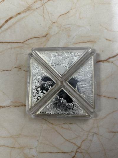 第185期拍卖 - 刚果2000年三角组合型保护大猩猩纪念银币4枚，925银，15.55克*4，发行5000套，有氧化【银价864】