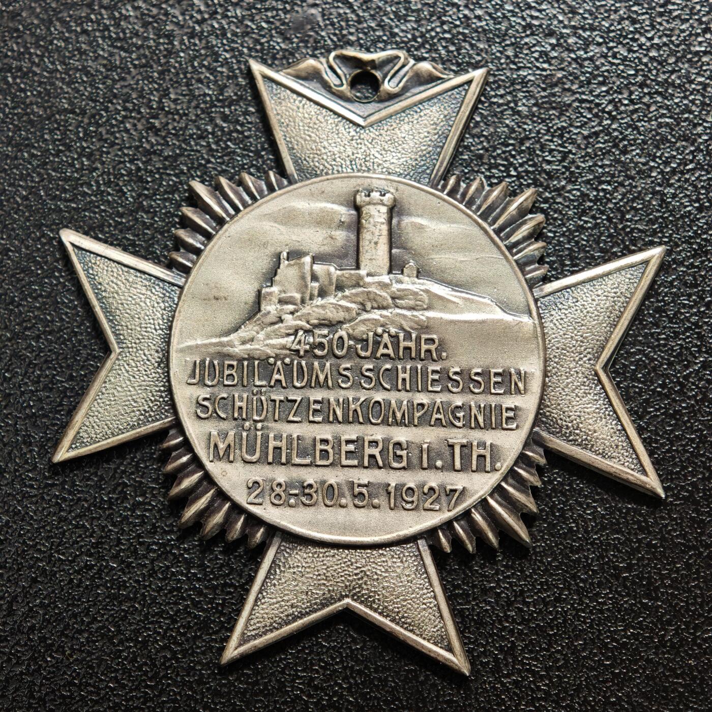 【德藏】世界币章拍卖第158期（拍品征集中~欢迎藏友联系） 1927年 德国米尔贝格（Mühlberg i.TH.）射击连450周年庆典射击赛银质纪念章 由H.WERNSTEIN（耶拿-洛布施泰特）铸造，材质为800银 米尔贝格射击连的历史可追溯至1477年左右，1927年的450周年庆典是该社团的重要纪念节点，射击赛既是传统技艺展示，也是地方社群凝聚力的体现 直径约：42.6mm；重约：17.2g