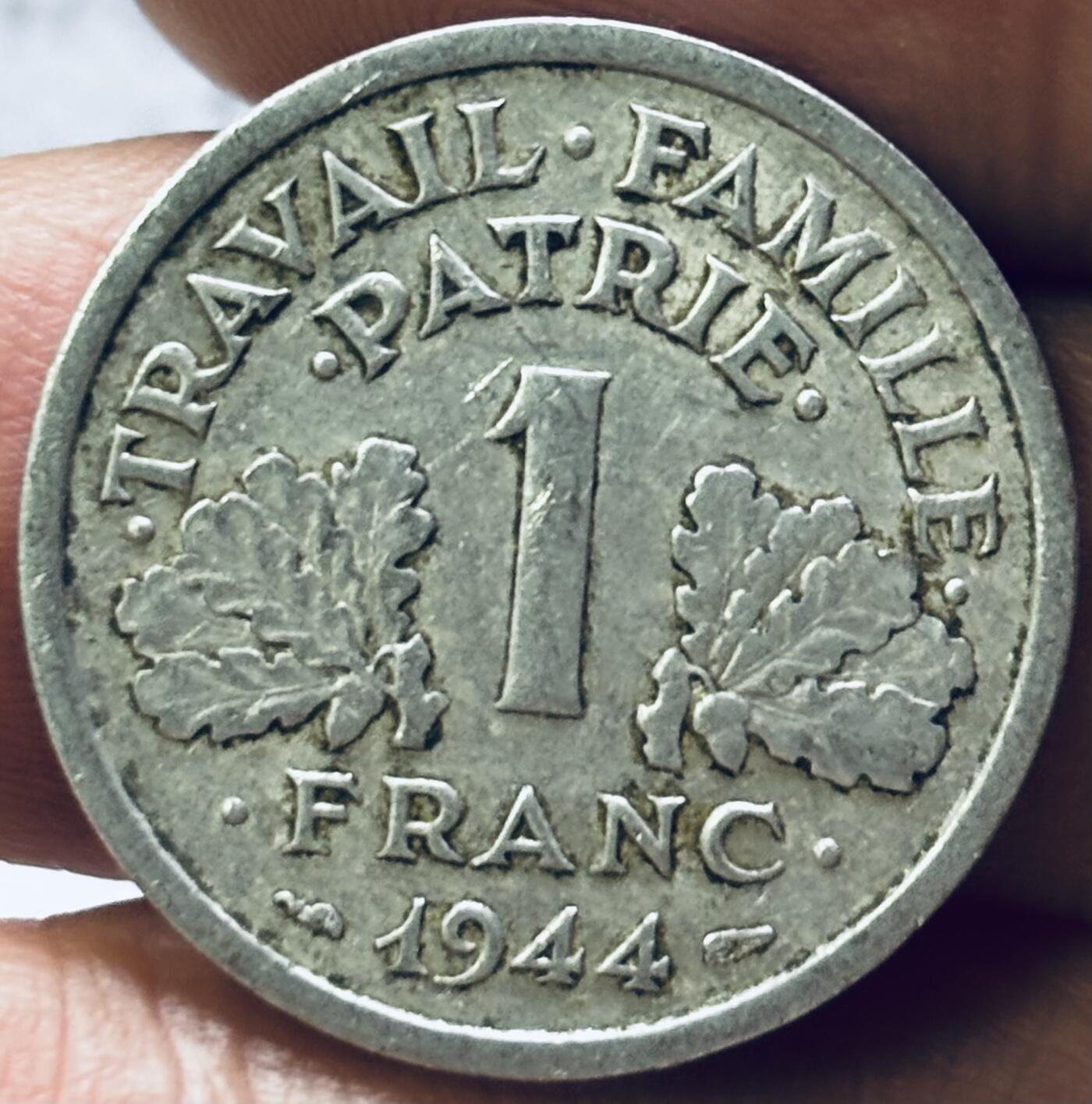 文馨钱币收藏第 286 场，圣诞节专场【 长期接收代拍品低至 0 佣金】 极美品 1943 年德占法国维希政府 1 法郎铝币，第二版本只发行 2 年关门年