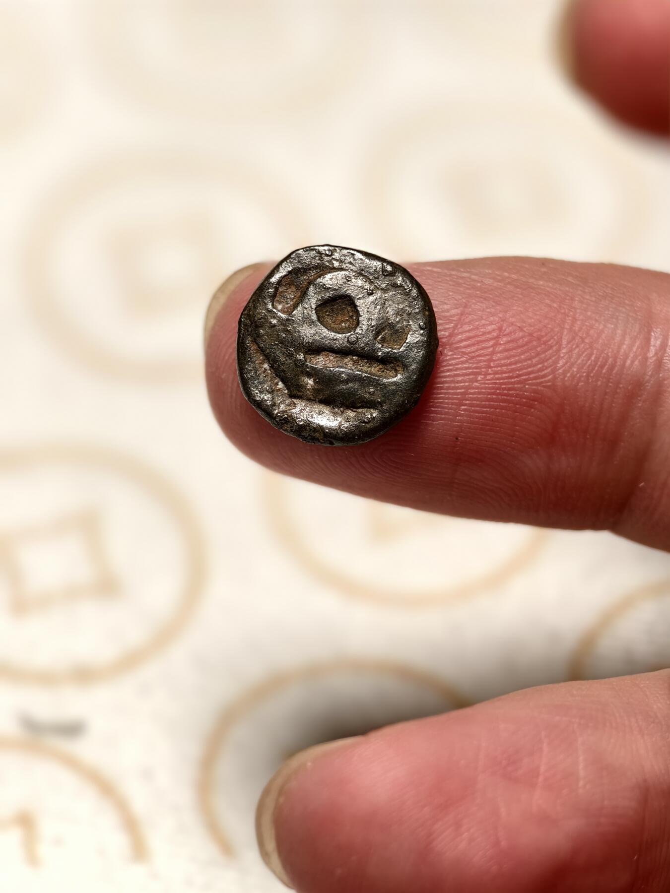 抚柳草堂-第三期章牌钱币 奖章勋章限时免佣 满百包邮 放漏专场 三佛齐王国末期至满者伯夷王国早期打制小银币 2g重正面有檀香花徽记，背面爪哇岛文，面值1 Unit或称Masa