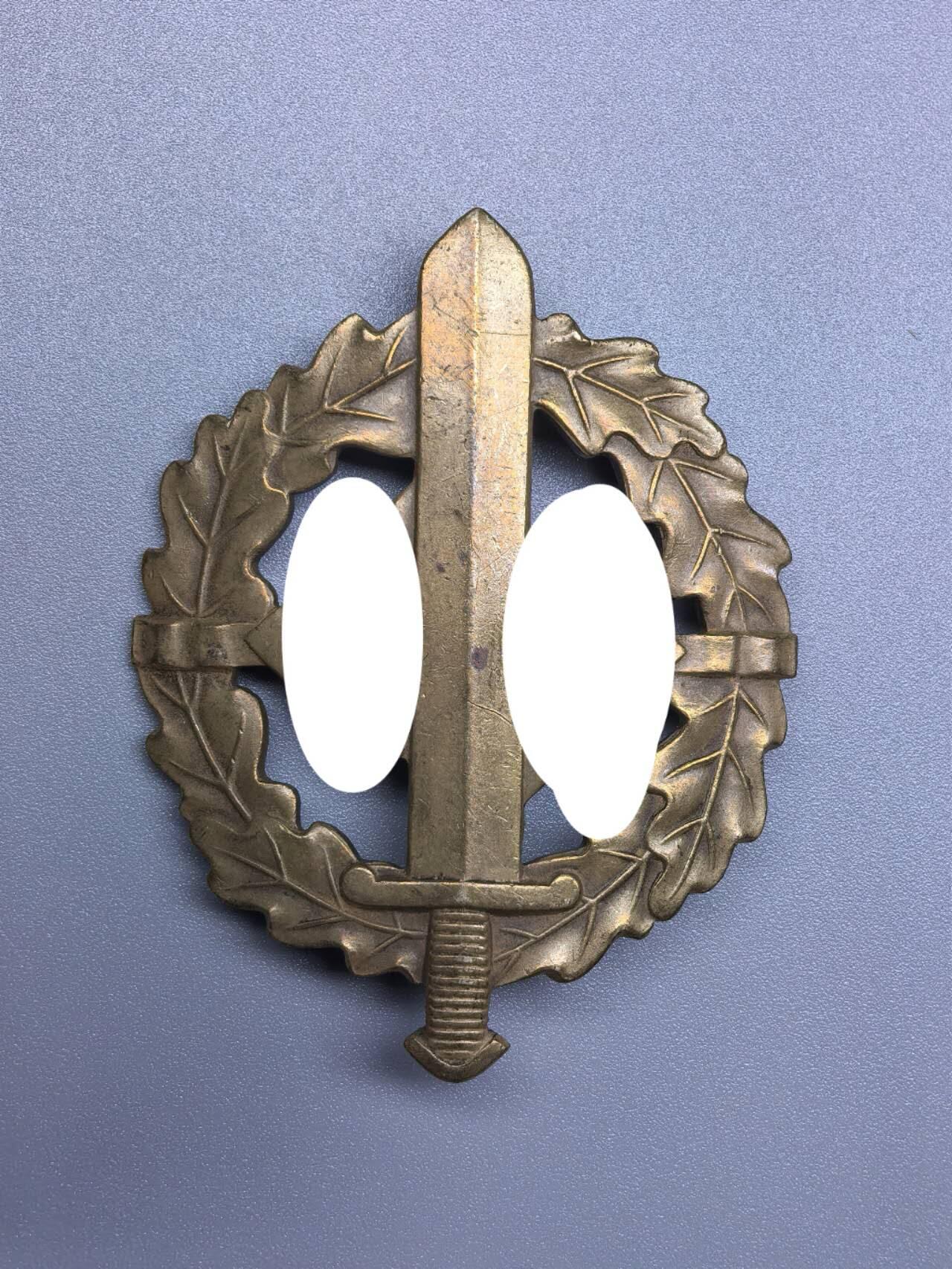 小驴勋章奖章收藏12月20日周六晚六点拍卖（珍爱和平，收藏战争，铭记历史，勿忘国耻，忠党爱国。有偿代拍，送拍规则在简介最后，参拍须阅读规则后再参拍，关系到运费包装发货时效真假辨别等关键信息，拍卖时不再发原图，看大图店主微信码在拍卖店铺介绍里）