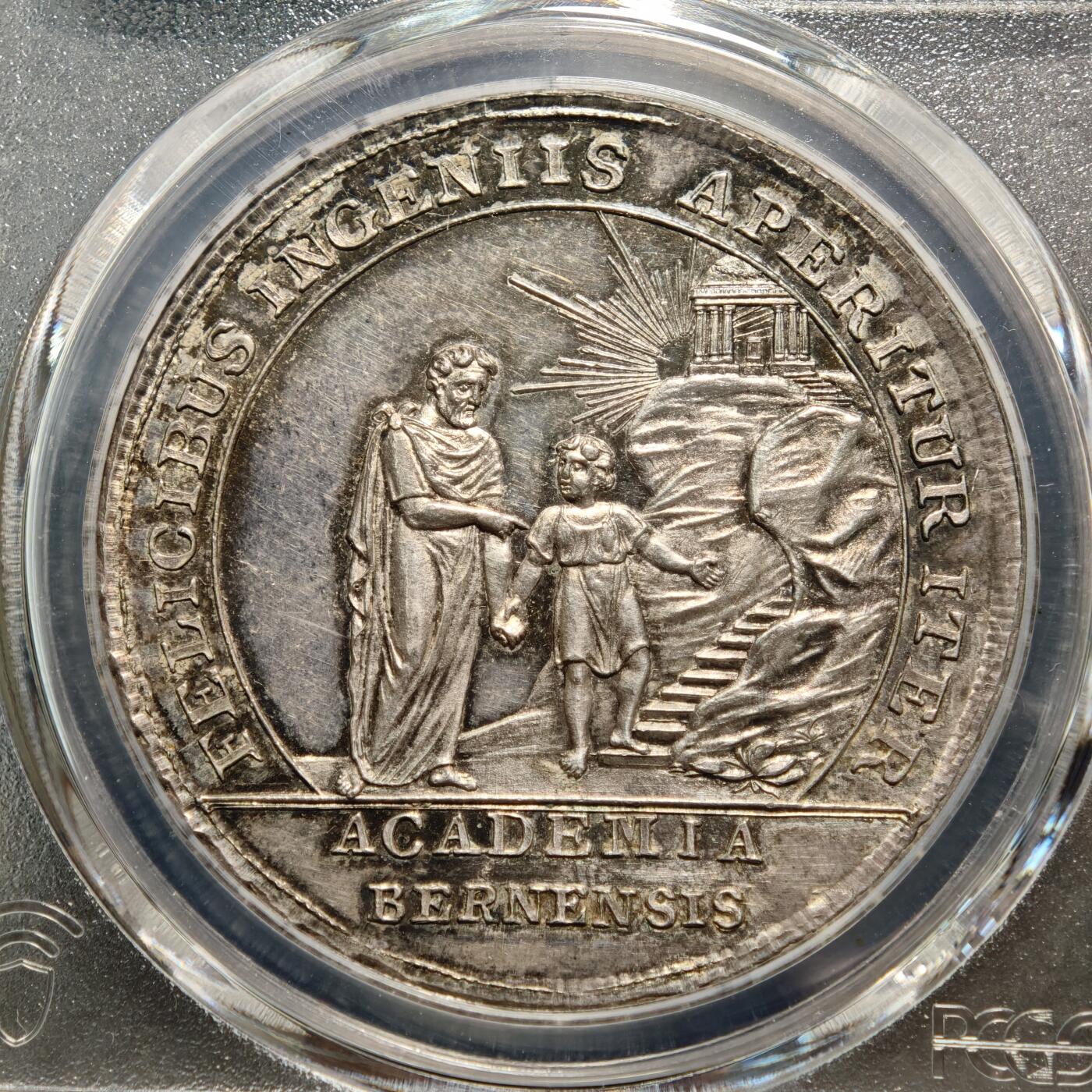 【德藏】世界币章拍卖第158期（拍品征集中~欢迎藏友联系） 19世纪 瑞士伯尔尼学院颁发勇攀高峰学术荣誉奖章银章 五彩包浆 正面图案为导师牵引学童走向象征知识殿堂的台阶与神庙，背景的放射状光芒象征智慧的启迪，采用新古典主义浮雕工艺，画面传递出“知识引领成长”的学术内核 PCGS SP62