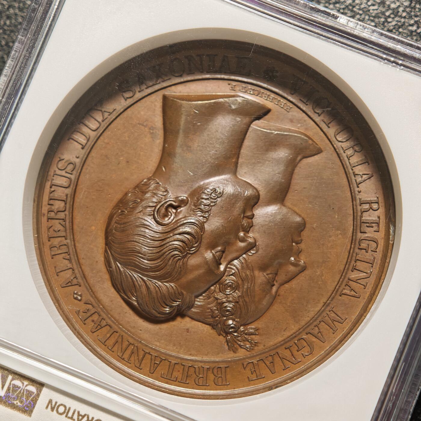 【德藏】世界币章拍卖第158期（拍品征集中~欢迎藏友联系） 1840年 德国纪念维多利亚女王和阿尔伯特亲王结婚高浮雕纪念铜章 NGC MS62BN 正面是维多利亚女王和阿尔伯特亲王左侧面双人肖像，背面是两位新人坐在雕刻精美华丽两轮车上，爱神用玫瑰花链牵引着两轮车缓缓前行，两位小天使在空中手持花环向两位新人头上戴。铜质厚重，高浮雕工艺，巧克力包浆，品相几乎全新，保存状态极佳，稀少品种