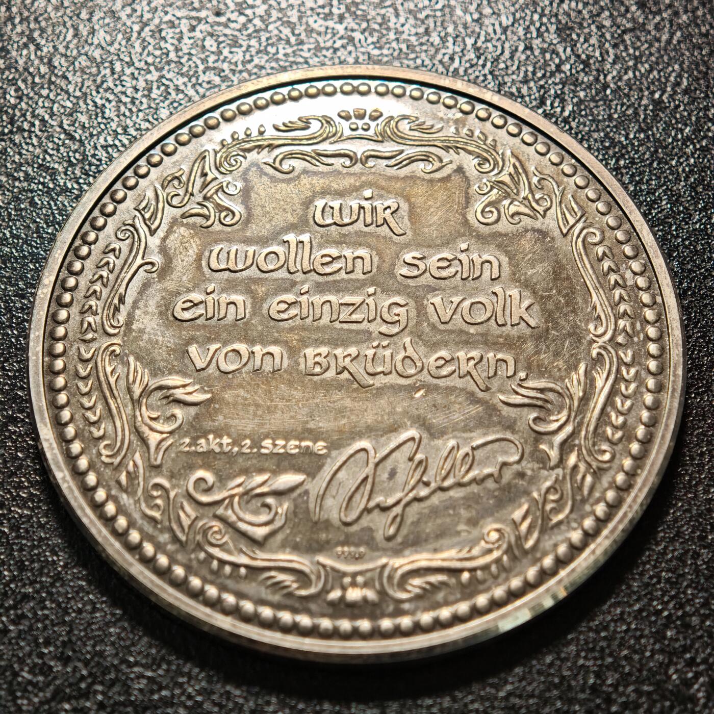 【德藏】世界币章拍卖第158期（拍品征集中~欢迎藏友联系） 现代 德国发行瑞士民族英雄威廉·退尔主题银质纪念银章 这枚章以瑞士民族英雄威廉·退尔（Wilhelm Tell）为核心主题，融合了席勒戏剧《威廉·退尔》的经典台词与场景，威廉·退尔是瑞士独立运动的传奇英雄，因反抗奥地利哈布斯堡王朝的暴政成为瑞士民族精神的象征；德国诗人席勒的戏剧《威廉·退尔》进一步将其塑造成追求自由与统一的文化符号 直径约：50.4mm；重约：48.4g