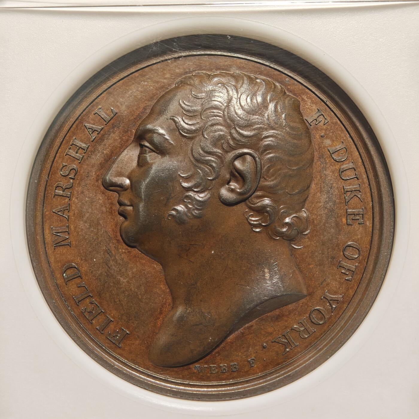 【德藏】世界币章拍卖第158期（拍品征集中~欢迎藏友联系） 1813年 法国约克公爵皇家军事学院授旗纪念铜章 平边无边铭，NGC MS62BN 正面是约克公爵左侧面头像，背面是1802年夏洛特王后在他于切尔西创立的约克公爵皇家军事学院主持授旗仪式的场景。高浮雕工艺，特别是背面场景人物众多，雕刻细腻，巧克力包浆，保存状态良好，稀有品种