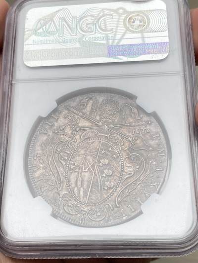 万国钱币拍卖第058期（万国新年大拍） NGC MS65+ 1818年梵蒂冈教皇国皮乌斯七世斯库多大银 博洛尼亚造币厂铸 极其难得的GEM级早期教皇国大银 圣母玛利亚端坐云中 手持缩小版的圣彼得宗座圣殿与打开圣门的钥匙  丝绸转光底板原味欧陆五彩 一步到位的入库级藏品 NGC唯一亚军分 更高分仅一枚