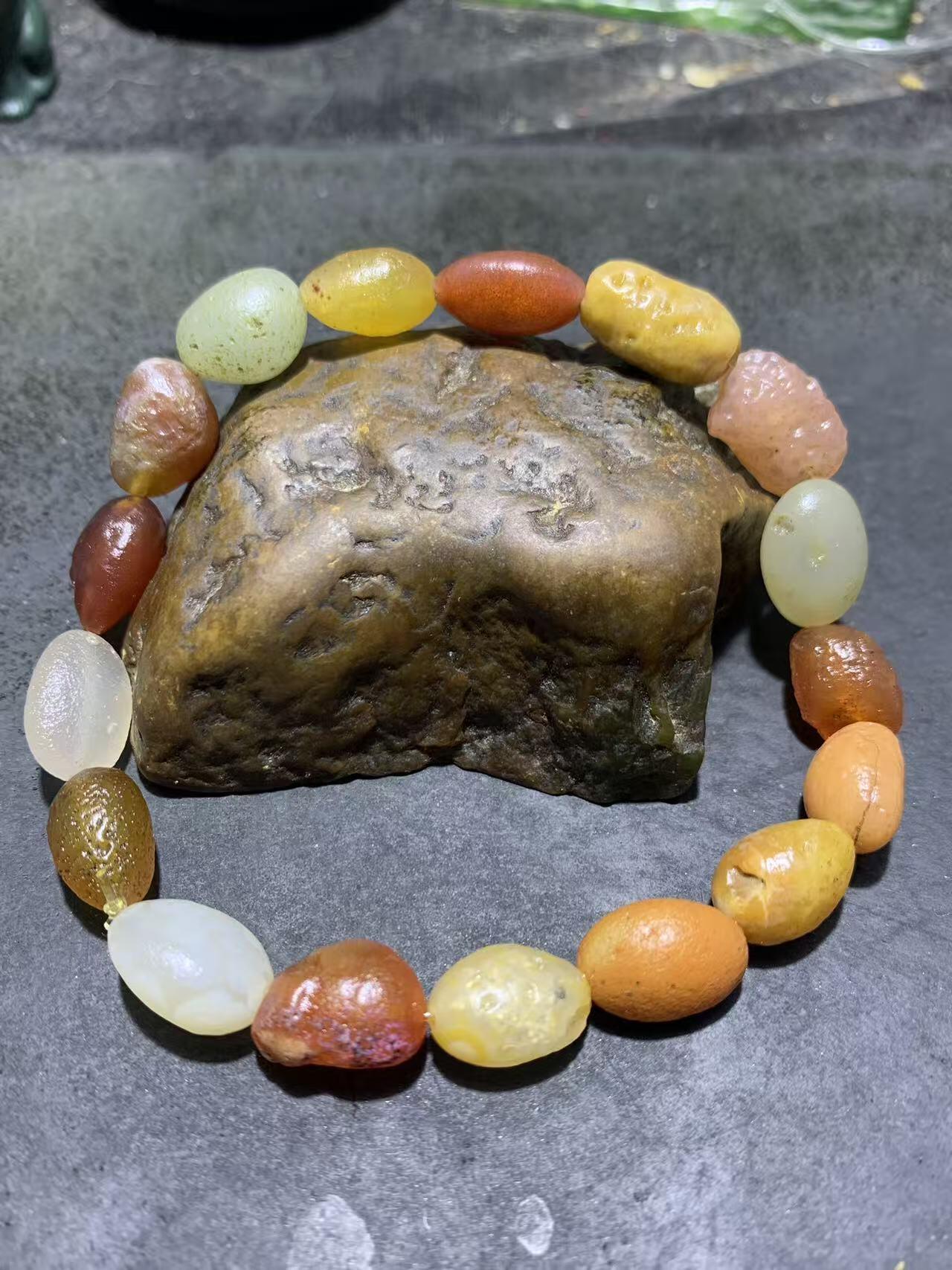 精美阿拉善彩珠玛瑙原石手串一条。，