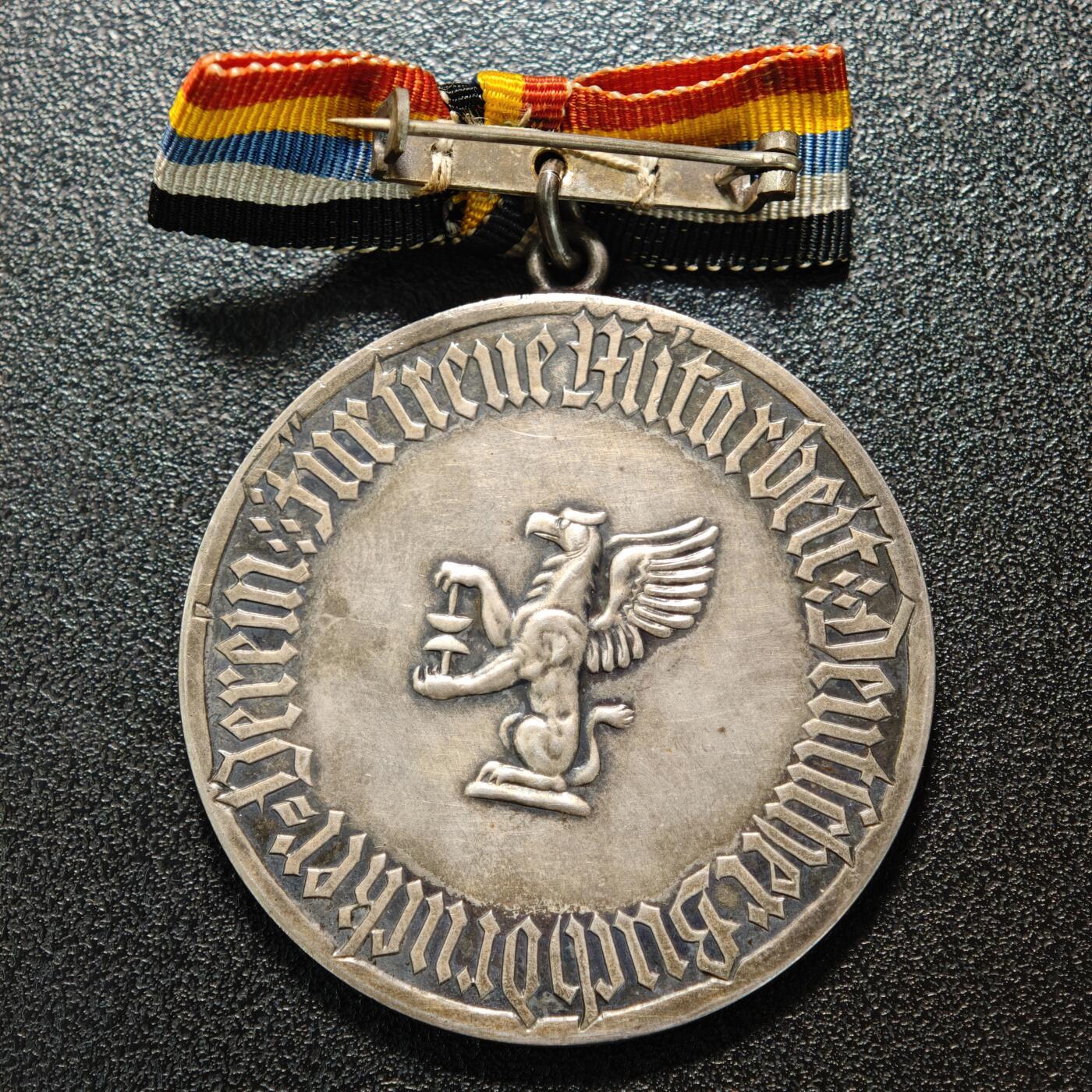 【德藏】世界币章拍卖第158期（拍品征集中~欢迎藏友联系） 20世纪 德国印刷行业荣誉奖章纪念银章，由铸章师Morin设计，以印刷工种作业场景为核心图案，表彰印刷行业从业者贡献的专业荣誉奖章 直径约：46.5mm；重约：46.3g