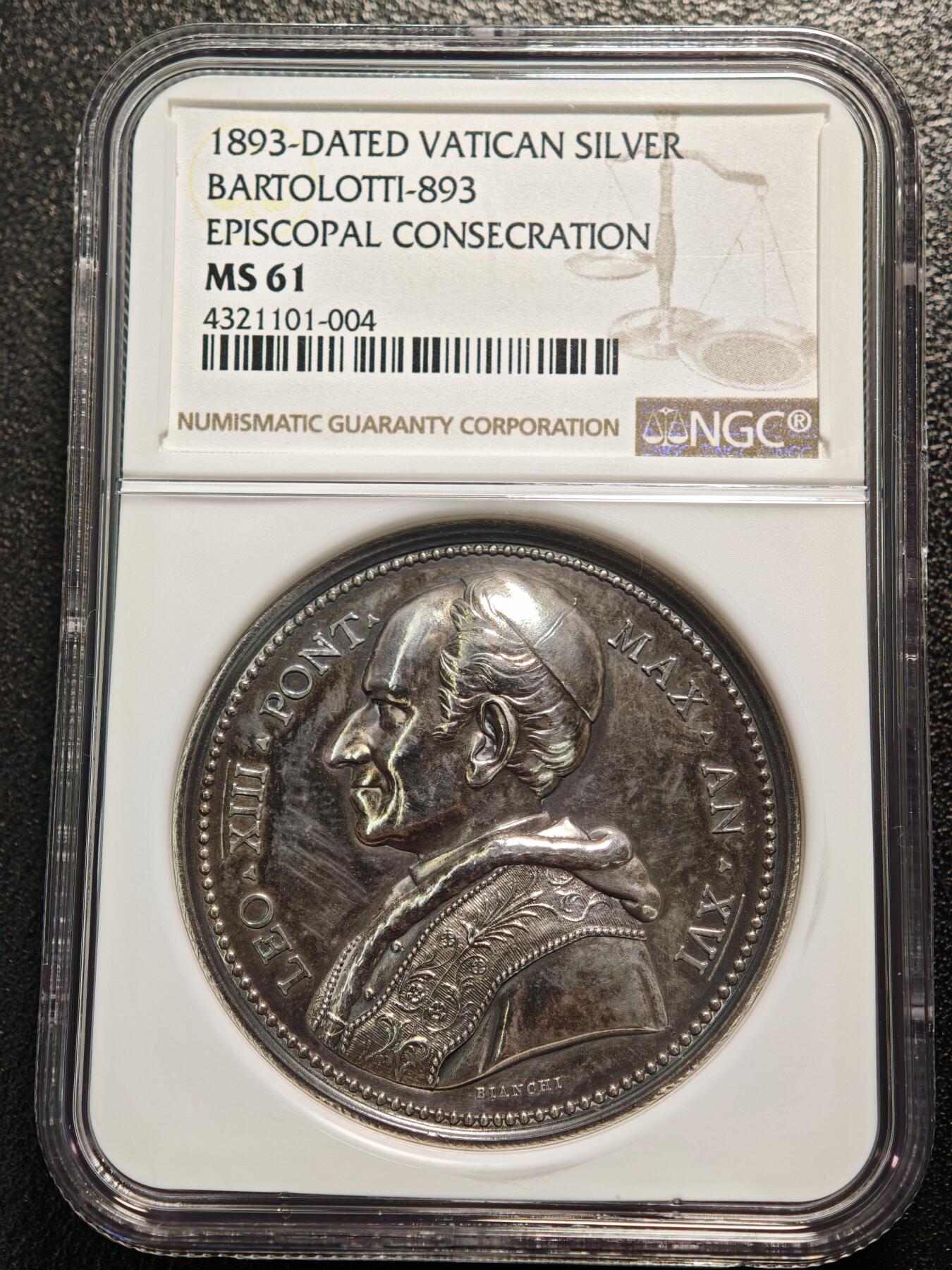 【德藏】世界币章拍卖第158期（拍品征集中~欢迎藏友联系） 1893年 梵蒂冈教皇利奥13世主教就职25周年高浮雕纪念银章 重36.3克 NGC MS61 正面是教皇利奥十三世右侧面半身肖像，背面是在圣灵的照耀下主教向教皇行跪拜礼，教皇向主教施摸顶礼，还有其他教职人员手持物件站在旁边观礼。人物画面雕刻复杂，高浮雕工艺，人物的帽子服饰等细节清晰，保存状态良好，谈谈的金色包浆，NGC早期低评