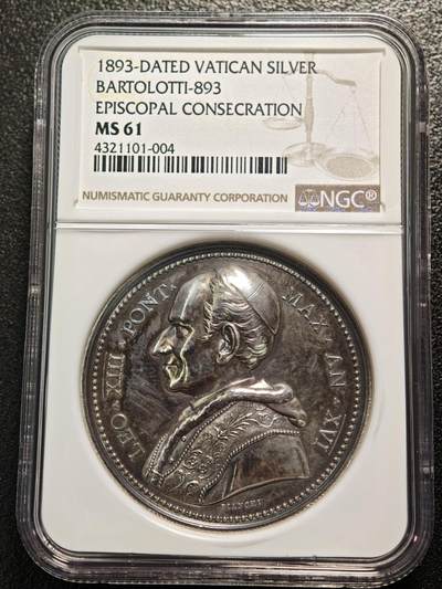 【德藏】世界币章拍卖第158期（拍品征集中~欢迎藏友联系） - 1893年 梵蒂冈教皇利奥13世主教就职25周年高浮雕纪念银章 重36.3克 NGC MS61 正面是教皇利奥十三世右侧面半身肖像，背面是在圣灵的照耀下主教向教皇行跪拜礼，教皇向主教施摸顶礼，还有其他教职人员手持物件站在旁边观礼。人物画面雕刻复杂，高浮雕工艺，人物的帽子服饰等细节清晰，保存状态良好，谈谈的金色包浆，NGC早期低评