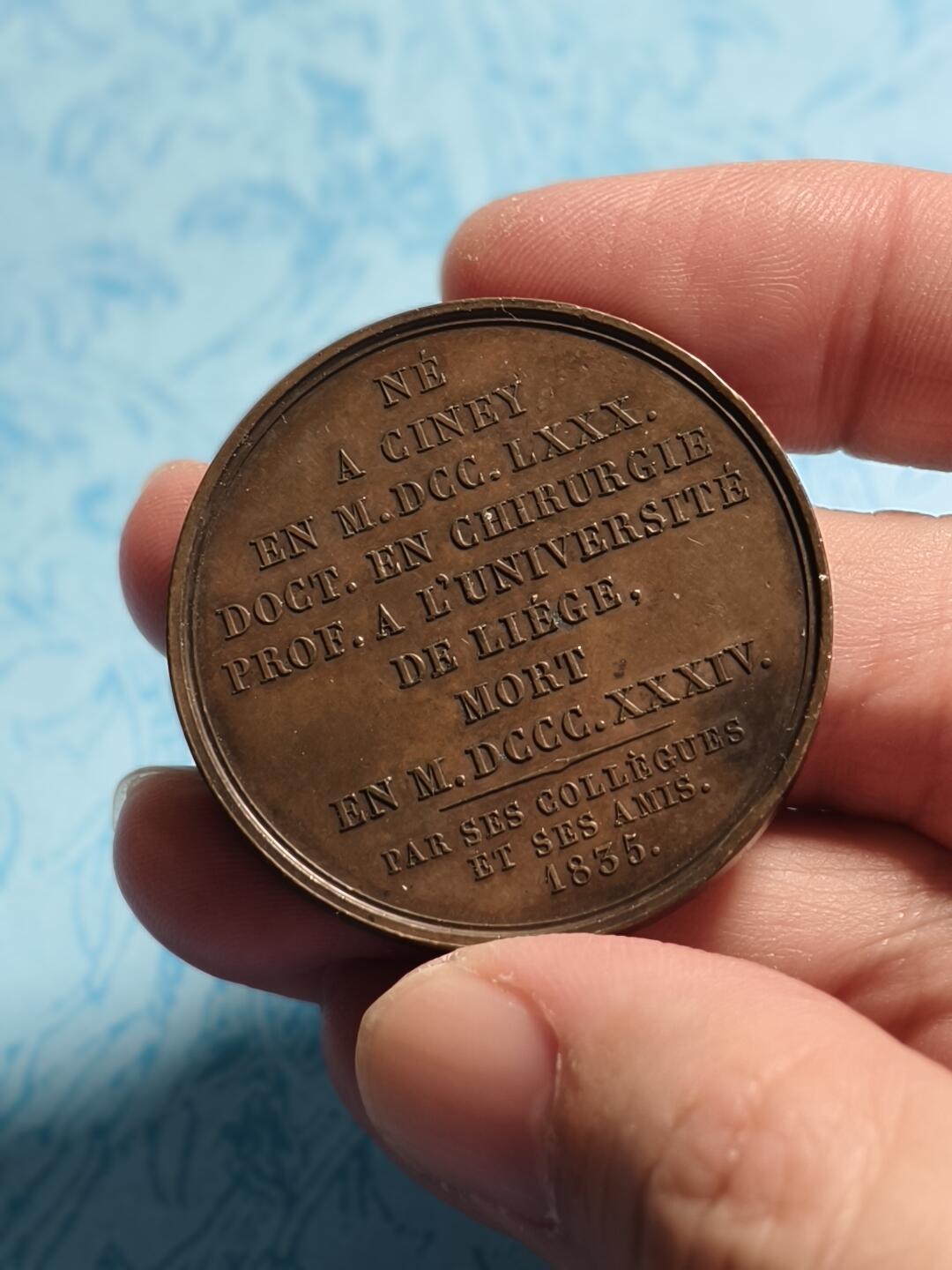 抚柳草堂-第三期章牌钱币 奖章勋章限时免佣 满百包邮 放漏专场 法国1835年医学名人铜章，早期光边原铸直径39.7mm，重29克，高浮雕工艺细节丰富。铜质，巧克力包浆自然，成色还可以，边道一处轻微小磕碰，整体保存不错