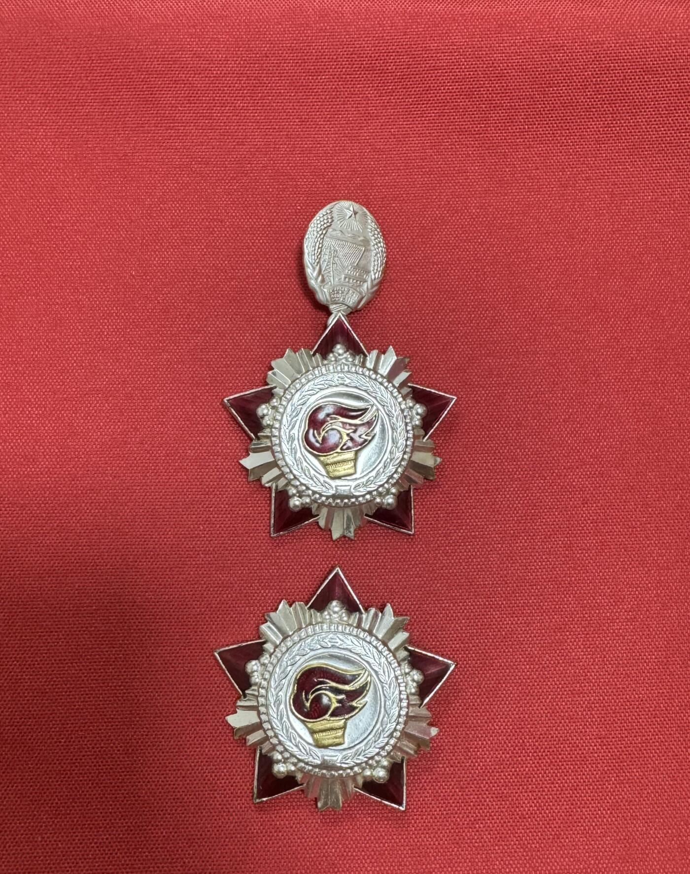 五哥徽章群   20号周六晚上八点4群联拍 朝鲜二级友谊勋章