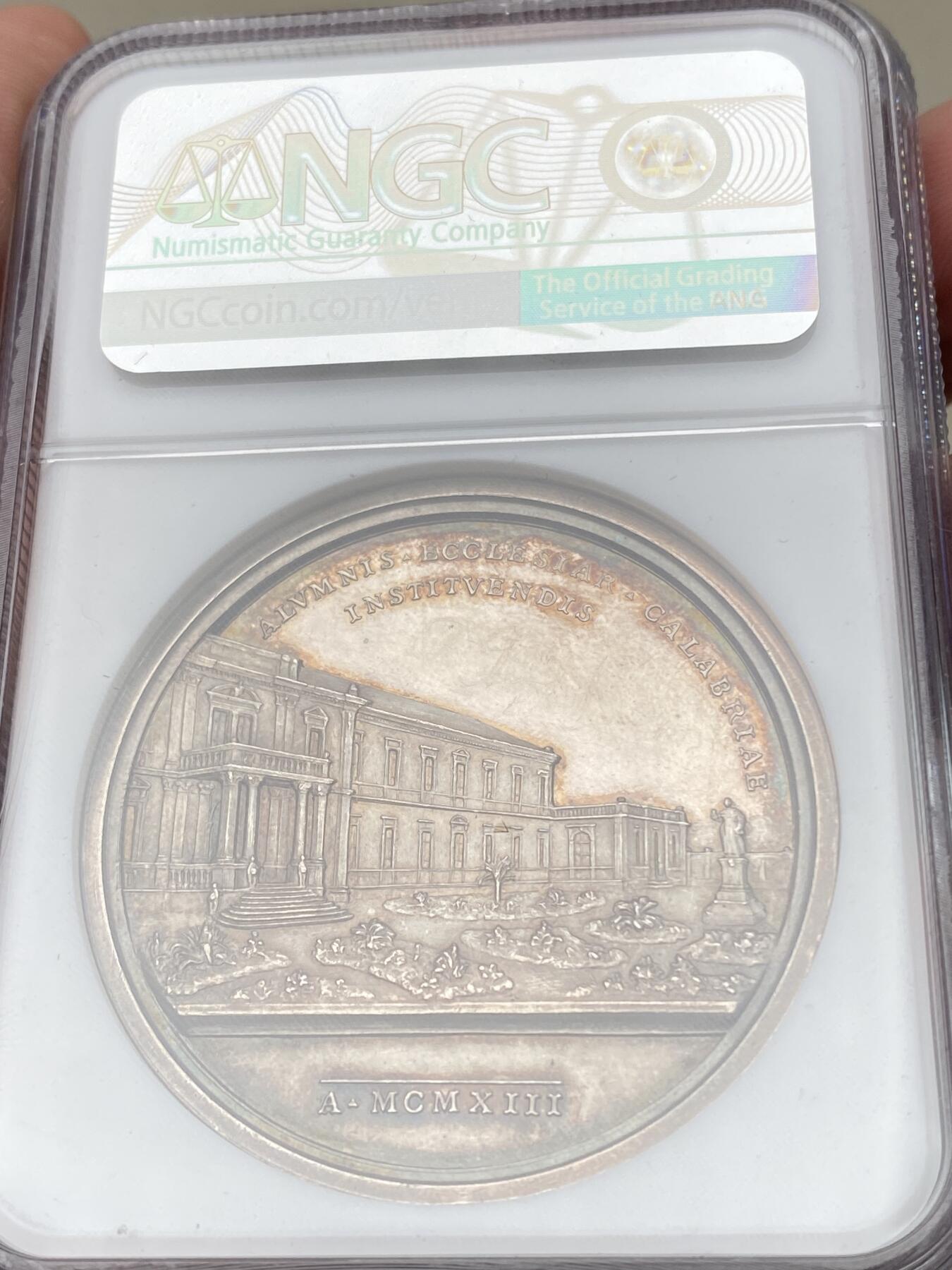 万国钱币拍卖第058期（万国新年大拍） NGC MS61 1913年梵蒂冈教皇庇护十世纪念罗马卡拉布雷斯神学院成立大银章 高浮雕神学院景观极美火烧云彩浆