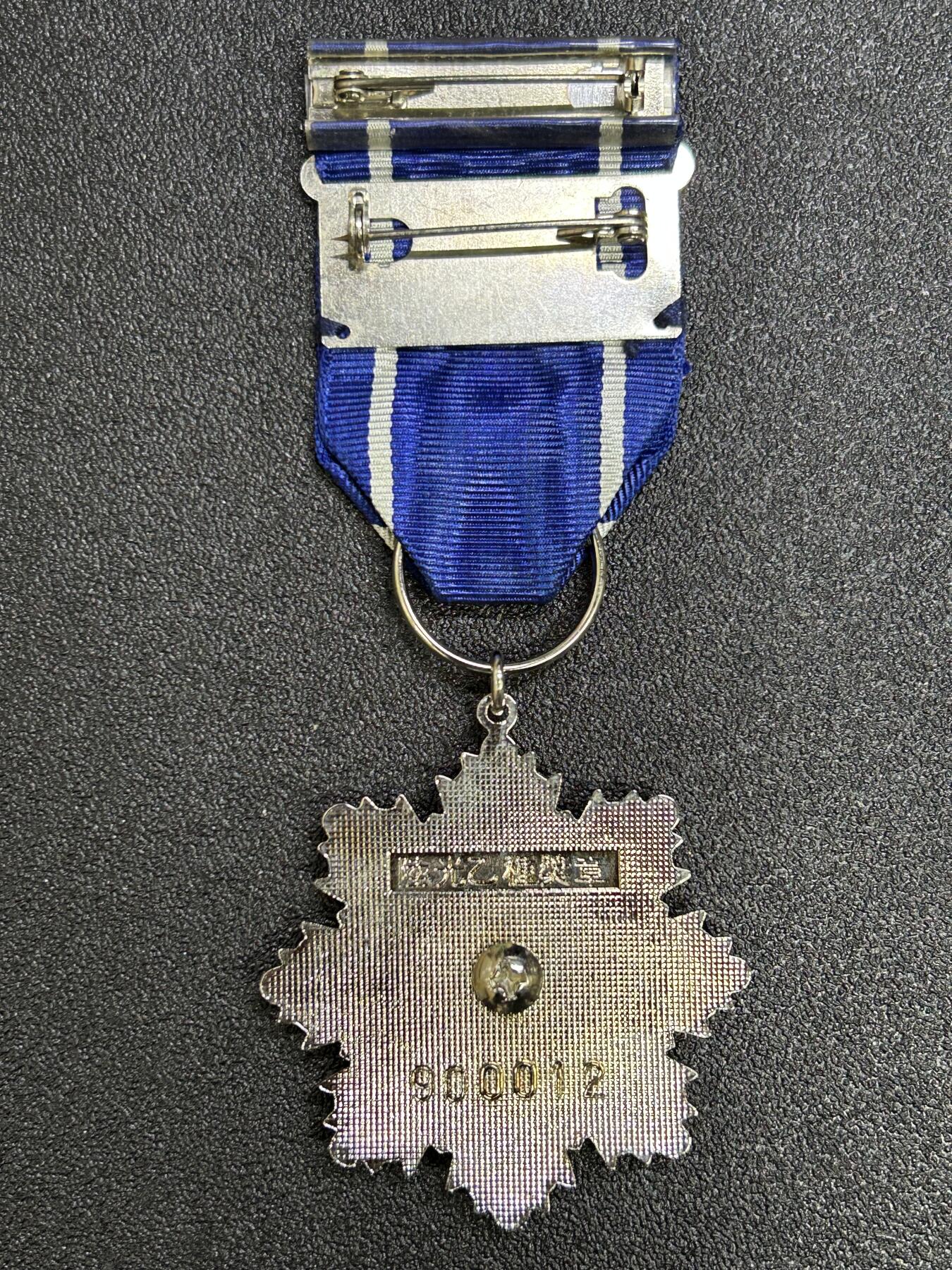 西秦中古拍卖第七十期 民国乙种陆光奖章 带勋略 实发带编号 退台后