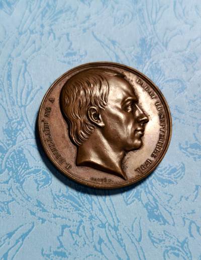 抚柳草堂-第三期章牌钱币 奖章勋章限时免佣 满百包邮 放漏专场 - 1838年法国精确医学之父纪念铜章，高浮雕工艺，细节清晰，早期光边原铸 直径40.8mm，35g铜质，巧克力包浆状态非常好