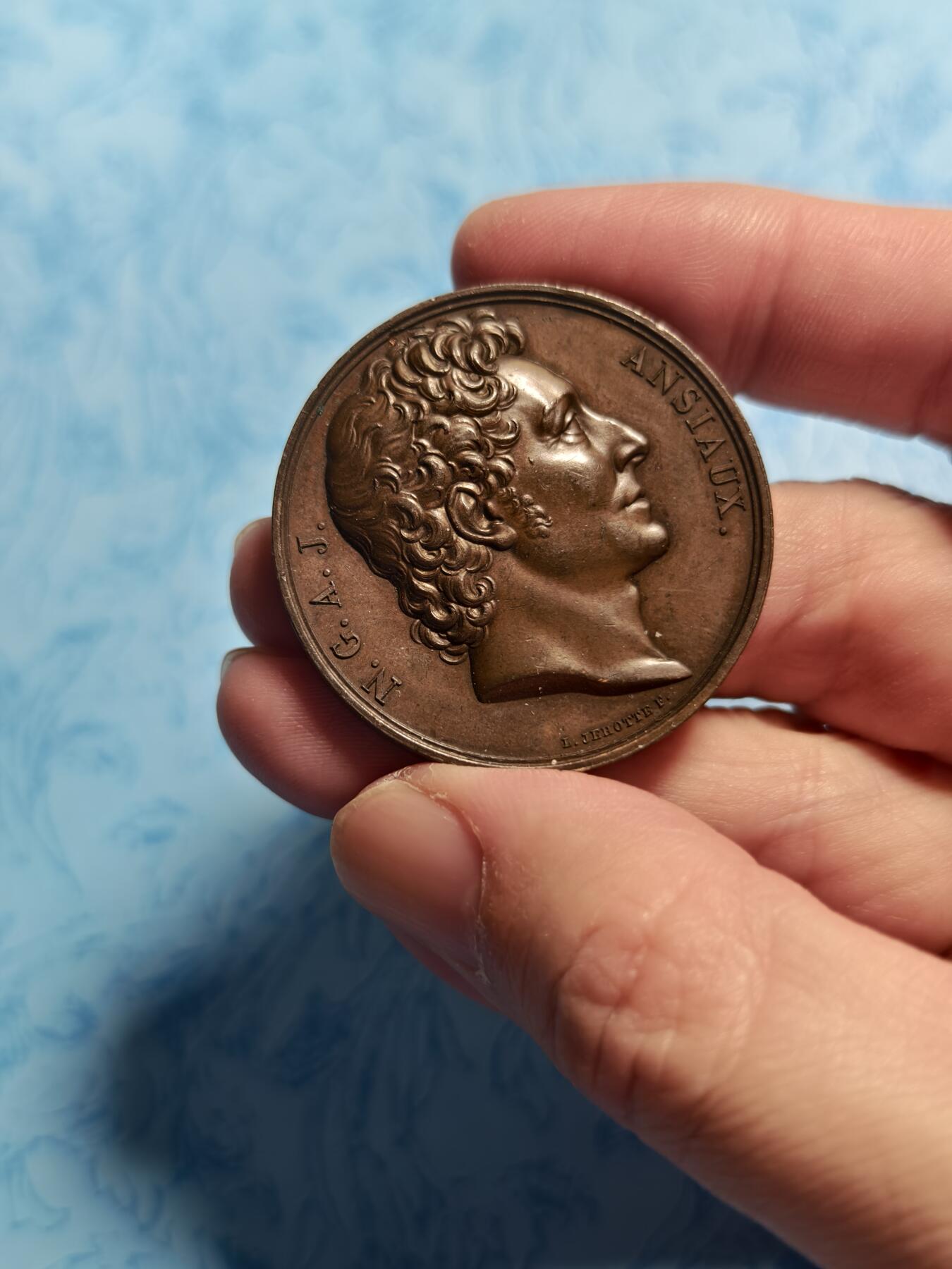 抚柳草堂-第三期章牌钱币 奖章勋章限时免佣 满百包邮 放漏专场 法国1835年医学名人铜章，早期光边原铸直径39.7mm，重29克，高浮雕工艺细节丰富。铜质，巧克力包浆自然，成色还可以，边道一处轻微小磕碰，整体保存不错