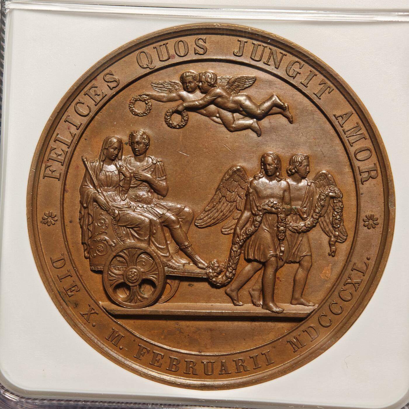 【德藏】世界币章拍卖第158期（拍品征集中~欢迎藏友联系） 1840年 德国纪念维多利亚女王和阿尔伯特亲王结婚高浮雕纪念铜章 NGC MS62BN 正面是维多利亚女王和阿尔伯特亲王左侧面双人肖像，背面是两位新人坐在雕刻精美华丽两轮车上，爱神用玫瑰花链牵引着两轮车缓缓前行，两位小天使在空中手持花环向两位新人头上戴。铜质厚重，高浮雕工艺，巧克力包浆，品相几乎全新，保存状态极佳，稀少品种