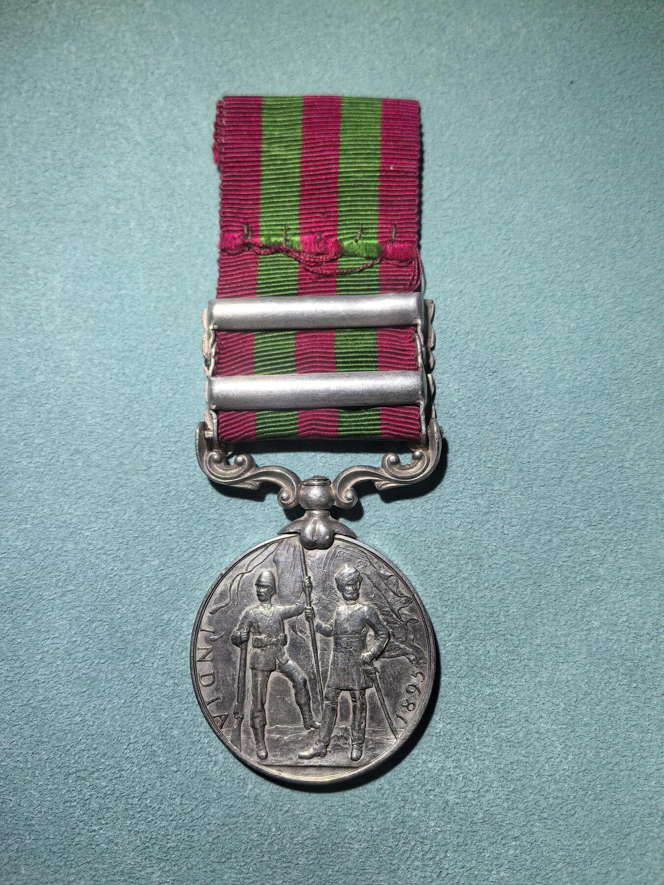 盛世勋华——号角文化勋章邮票专场拍卖第294期 英国印度服役奖章（1895-1902版）银制 维多利亚女王版 少见带双条（旁遮普前线/提拉条）带刻名 授予在英属印度西北镇压当地部族叛乱的英印军 英国前首相丘吉尔1896年在印度服役也参与了该战争，获得了带旁遮普前线条的印度服役奖章 见图