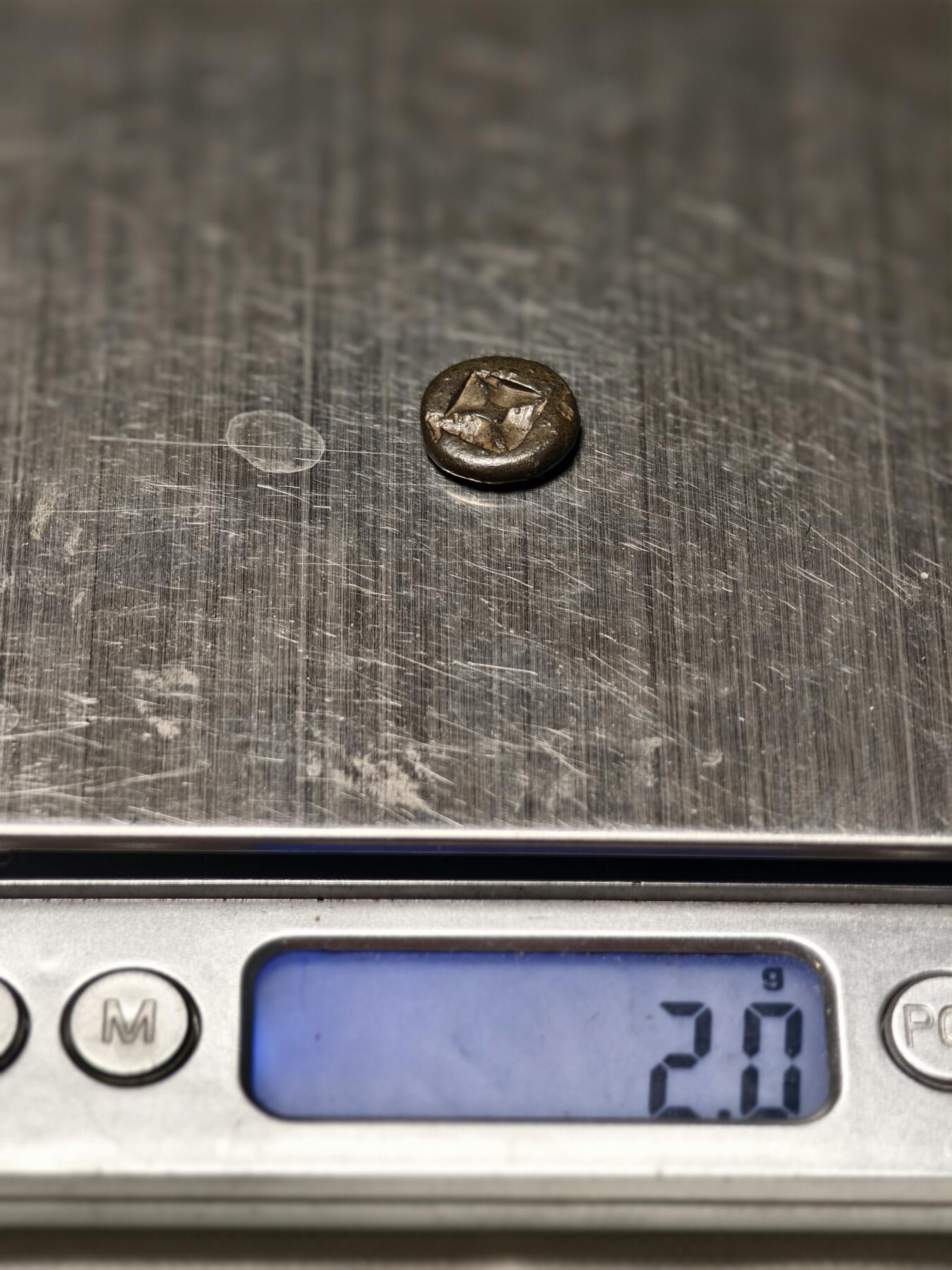 抚柳草堂-第三期章牌钱币 奖章勋章限时免佣 满百包邮 放漏专场 三佛齐王国末期至满者伯夷王国早期打制小银币 2g重正面有檀香花徽记，背面爪哇岛文，面值1 Unit或称Masa