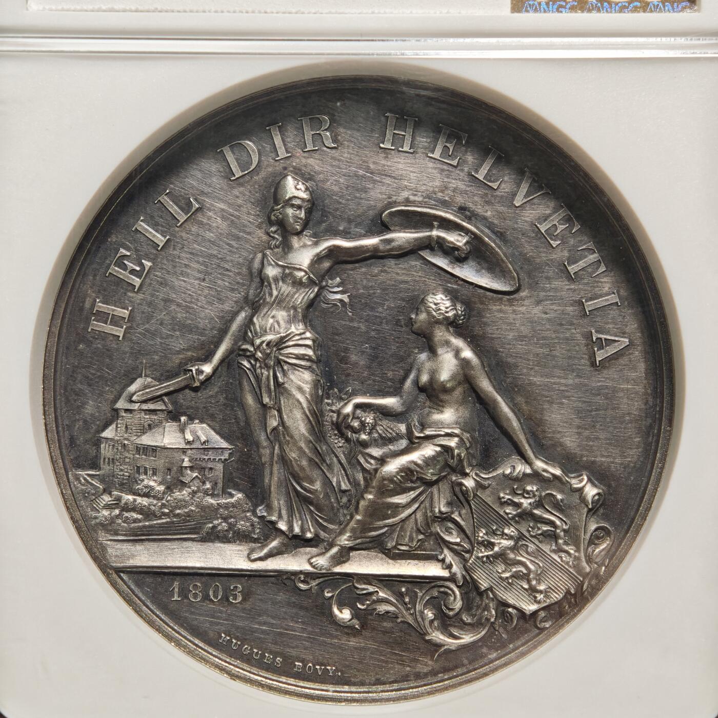 【德藏】世界币章拍卖第158期（拍品征集中~欢迎藏友联系） 1890年 瑞士劳恩菲尔德射击节高浮雕纪念大银章 NGC MS61 正面是两位女神，一位女神一手持剑一手高举盾牌，另一位女神坐着观看，姿态优雅；背面是射击节盾徽，盾徽中间是美女用绳索勒住狮子的脖子。双面高浮雕工艺，整体雕刻精美，人物动物细节丰富，保存状态很好，黑包浆醇厚，早期NGC低评