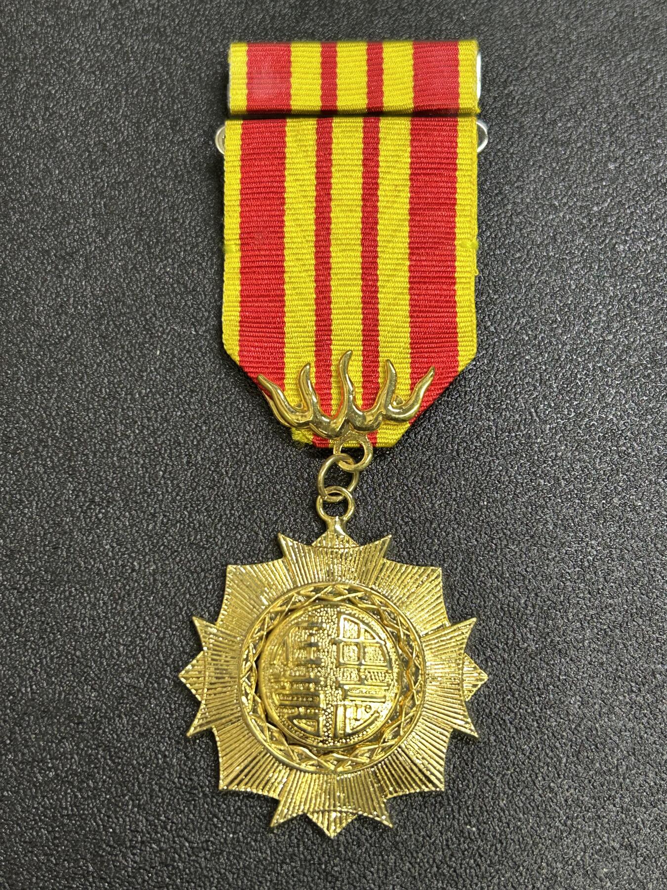 西秦中古拍卖第七十期 民国甲种二等莒光奖章 带勋略 退台后