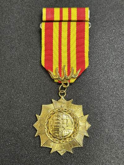 西秦中古拍卖第七十期 - 民国甲种二等莒光奖章 带勋略 退台后