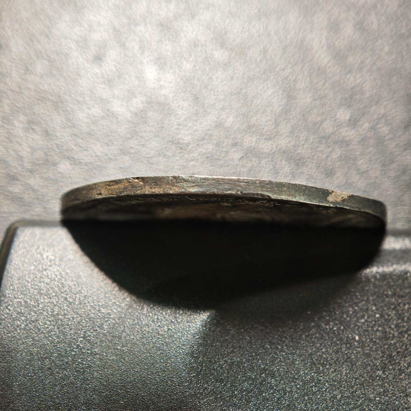 【德藏】世界币章拍卖第158期（拍品征集中~欢迎藏友联系） 18世纪 德国萨克森安哈尔特州哈雷市盐业设施修复纪念银章 这枚章属于巴洛克时期的欧洲城市产业纪念章，聚焦哈雷（Halle an der Saale）的盐业发展历史 哈雷（Halle an der Saale）是德国中部传统的盐业重镇，中世纪至近代依靠萨尔河（Saale）的盐矿与煮盐产业发展，盐业是当地经济的核心支柱，这枚银章是对城市核心产业发展的实物纪念 直径约：35.5mm；重约：14.8g