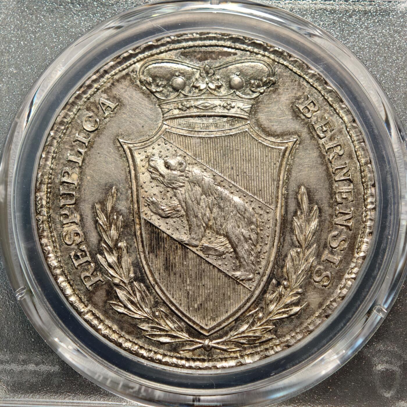 【德藏】世界币章拍卖第158期（拍品征集中~欢迎藏友联系） 19世纪 瑞士伯尔尼学院颁发勇攀高峰学术荣誉奖章银章 五彩包浆 正面图案为导师牵引学童走向象征知识殿堂的台阶与神庙，背景的放射状光芒象征智慧的启迪，采用新古典主义浮雕工艺，画面传递出“知识引领成长”的学术内核 PCGS SP62