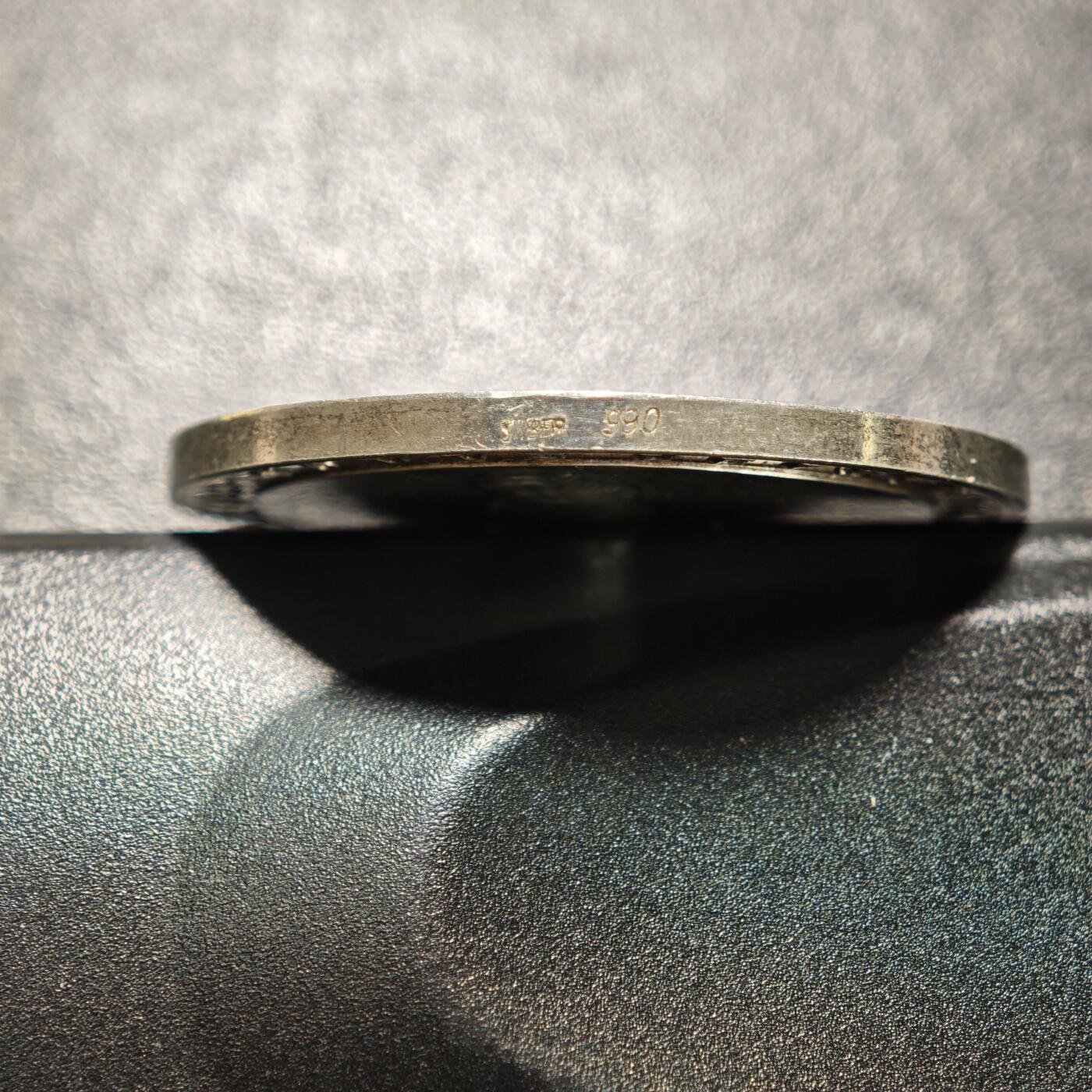 【德藏】世界币章拍卖第158期（拍品征集中~欢迎藏友联系） 1928年 德国金丝雀饲养者协会荣誉奖章纪念银章 由德国造币机构铸造，是该协会为表彰金丝雀繁育领域杰出贡献者颁发的荣誉奖章 德国是欧洲金丝雀繁育的核心地区之一，19世纪起形成专业的饲养者协会，聚焦金丝雀的品种培育、鸣唱训练等领域，这类奖章是行业内认可繁育者成就的重要凭证 直径约：35.2mm；重约：17.3g