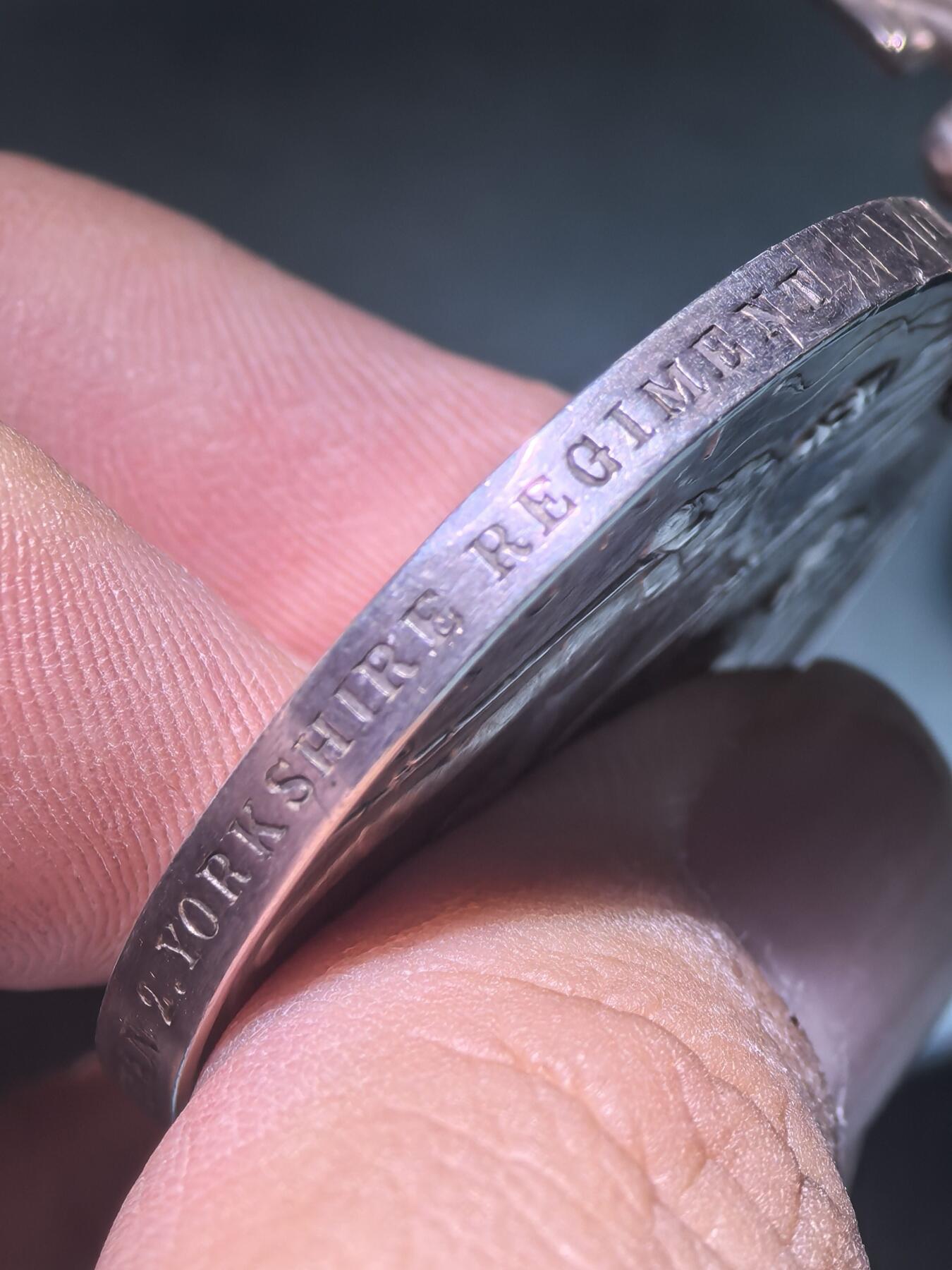 盛世勋华——号角文化勋章邮票专场拍卖第294期 英国印度服役奖章（1895-1902版）银制 维多利亚女王版 少见带双条（旁遮普前线/提拉条）带刻名 授予在英属印度西北镇压当地部族叛乱的英印军 英国前首相丘吉尔1896年在印度服役也参与了该战争，获得了带旁遮普前线条的印度服役奖章 见图