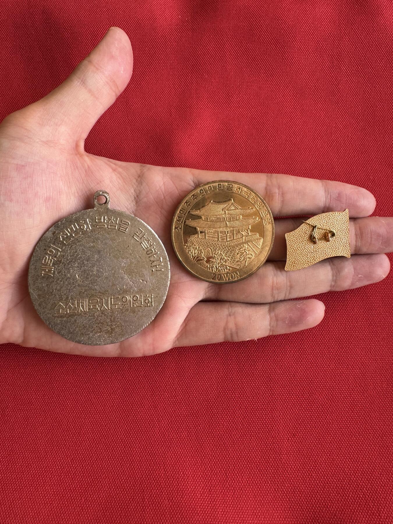 五哥徽章群   20号周六晚上八点4群联拍 朝鲜章3枚合拍