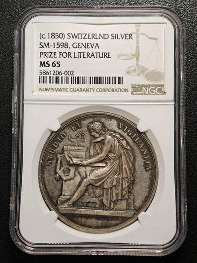 【德藏】世界币章拍卖第158期（拍品征集中~欢迎藏友联系） - 瑞士日内瓦学院颁发学术荣誉奖章纪念银章 该属于19世纪欧洲古典风格的学术纪念章，融合了古希腊文化符号与日内瓦的地域标识 日内瓦学院的前身可追溯至16世纪宗教改革时期，是瑞士顶尖的高等教育机构之一，这枚银章是学院为表彰优秀学生、学者或纪念学术成就所颁发的荣誉凭证 环彩包浆 NGC MS65