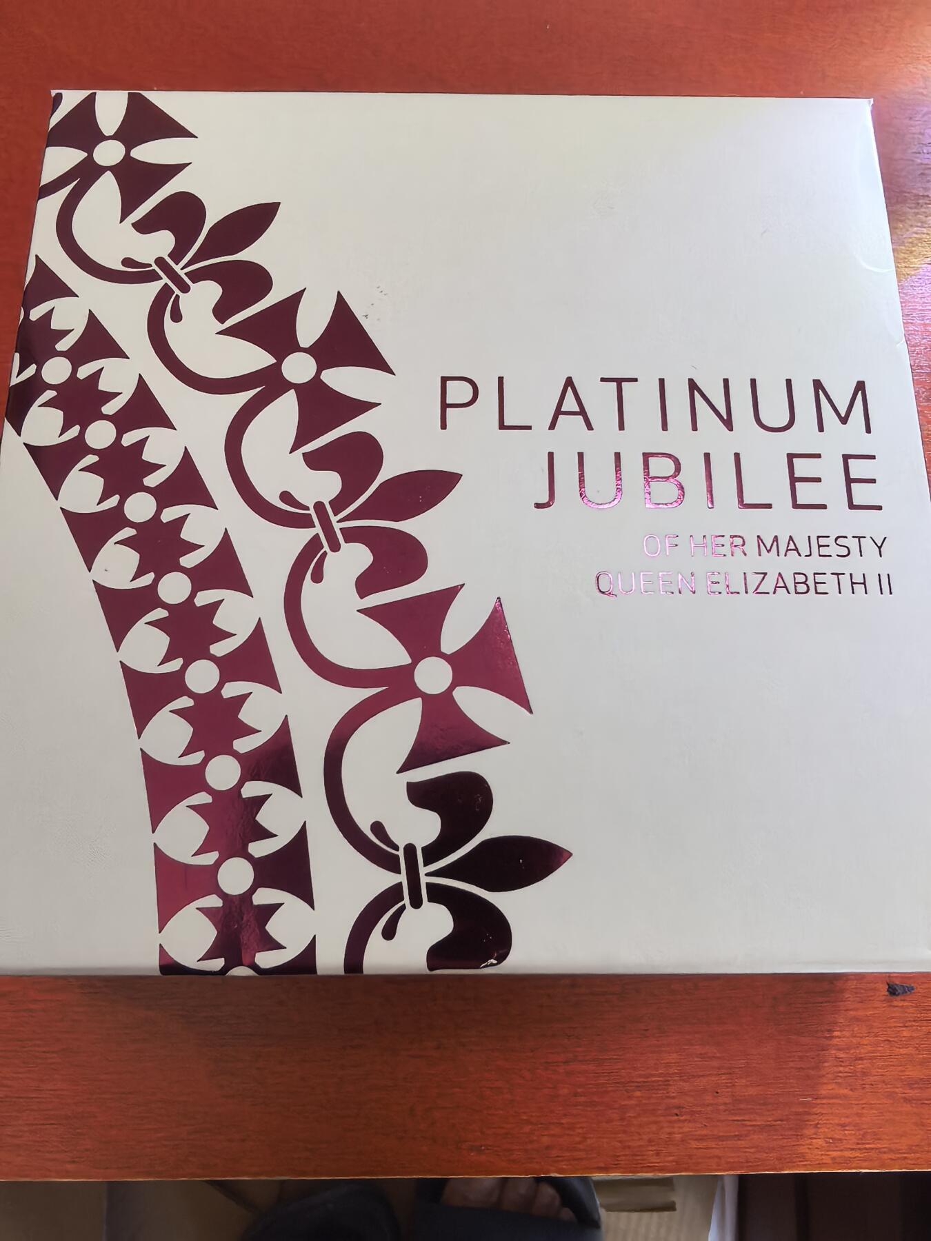 长老汇蛇年精选第八十四场拍卖 2022澳大利亚女王在位70周年50分多边形精制银币，18.24克999银，盒证全，7500枚