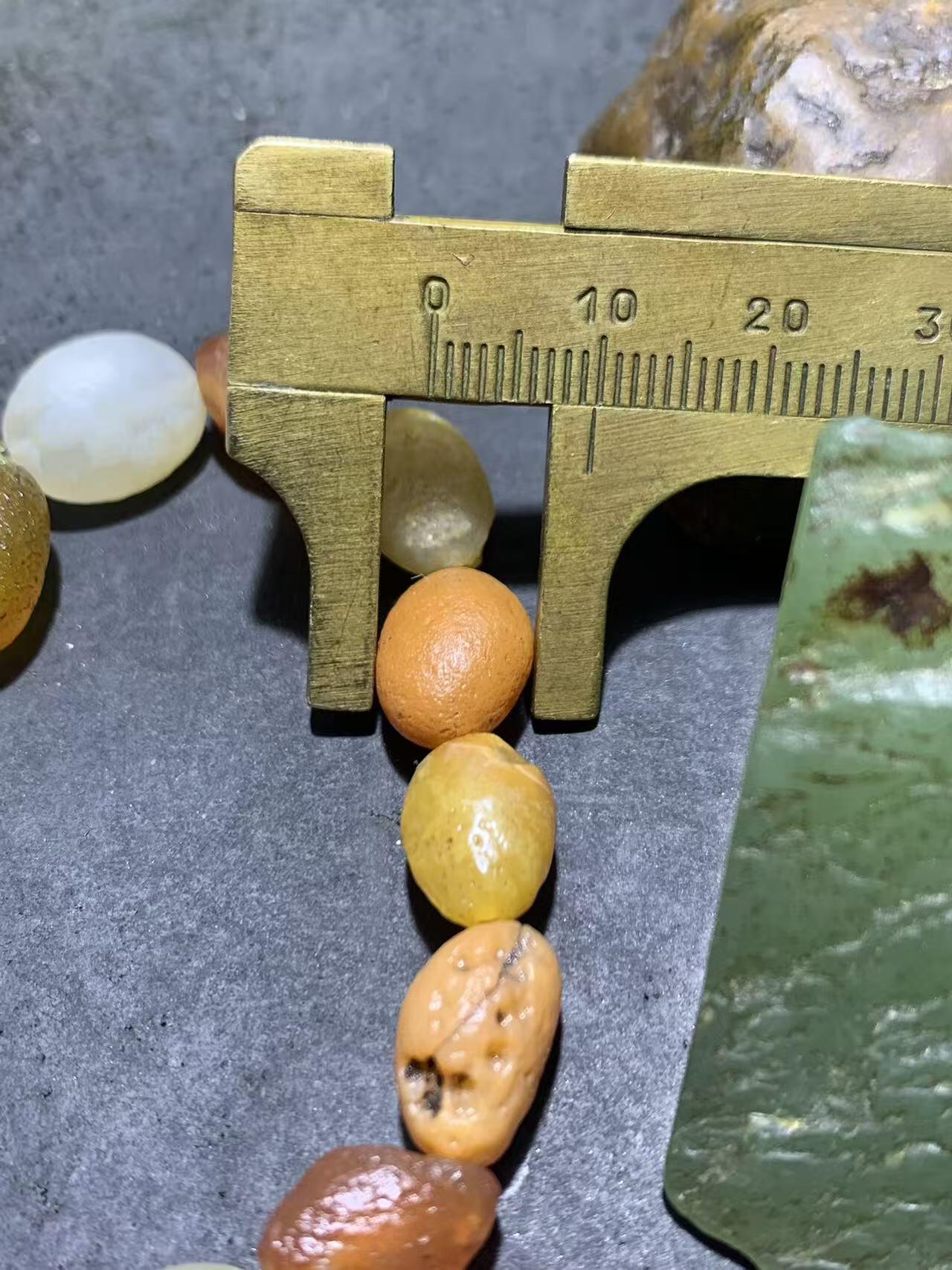 精美阿拉善彩珠玛瑙原石手串一条。，