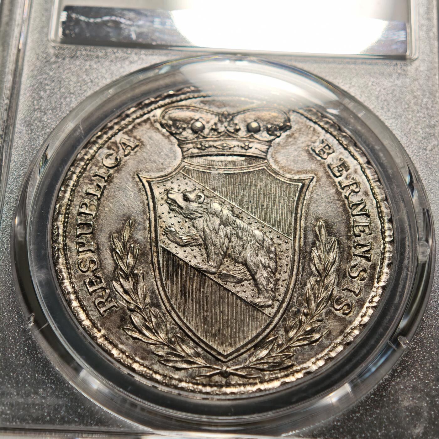 【德藏】世界币章拍卖第158期（拍品征集中~欢迎藏友联系） 19世纪 瑞士伯尔尼学院颁发勇攀高峰学术荣誉奖章银章 五彩包浆 正面图案为导师牵引学童走向象征知识殿堂的台阶与神庙，背景的放射状光芒象征智慧的启迪，采用新古典主义浮雕工艺，画面传递出“知识引领成长”的学术内核 PCGS SP62