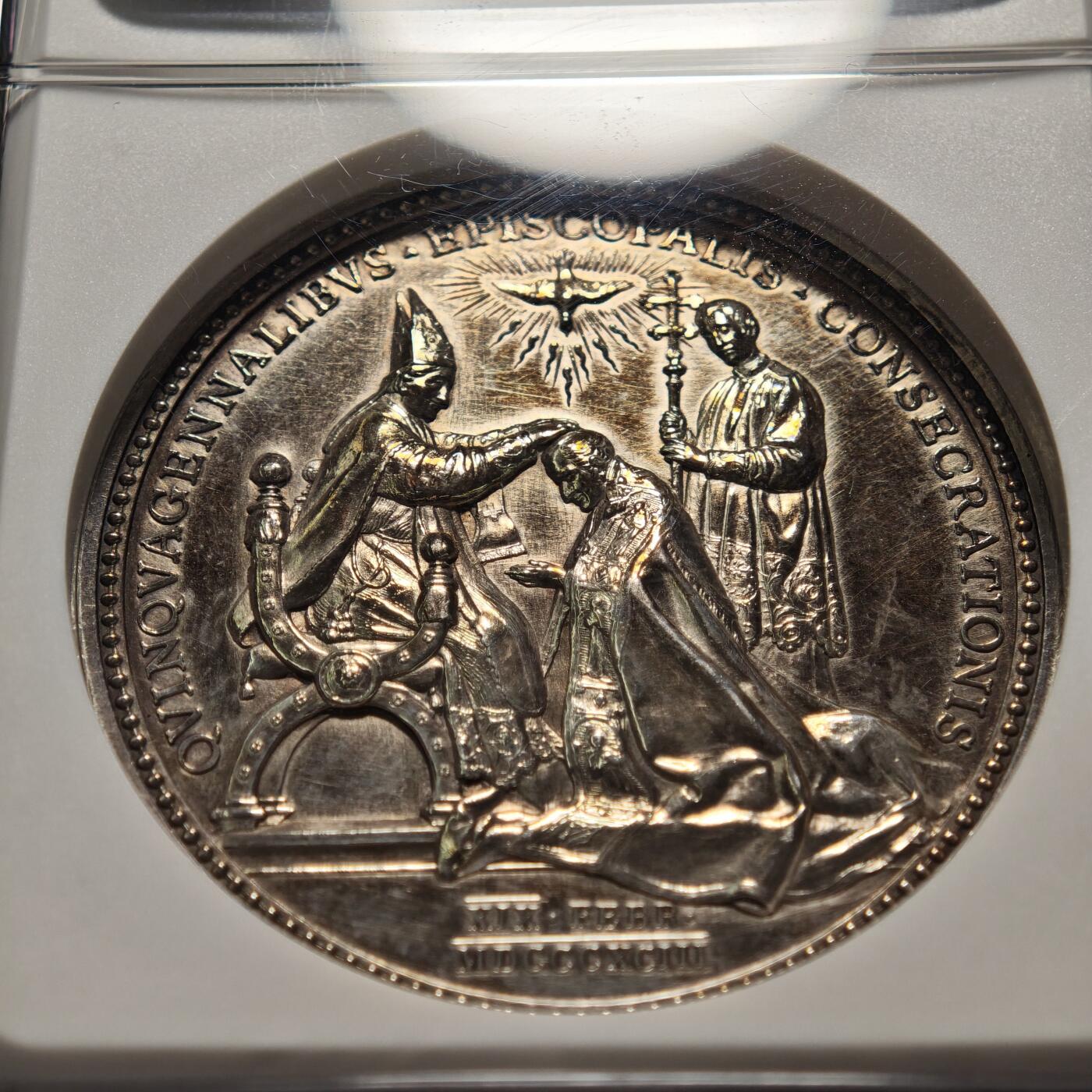 【德藏】世界币章拍卖第158期（拍品征集中~欢迎藏友联系） 1893年 梵蒂冈教皇利奥13世主教就职25周年高浮雕纪念银章 重36.3克 NGC MS61 正面是教皇利奥十三世右侧面半身肖像，背面是在圣灵的照耀下主教向教皇行跪拜礼，教皇向主教施摸顶礼，还有其他教职人员手持物件站在旁边观礼。人物画面雕刻复杂，高浮雕工艺，人物的帽子服饰等细节清晰，保存状态良好，谈谈的金色包浆，NGC早期低评