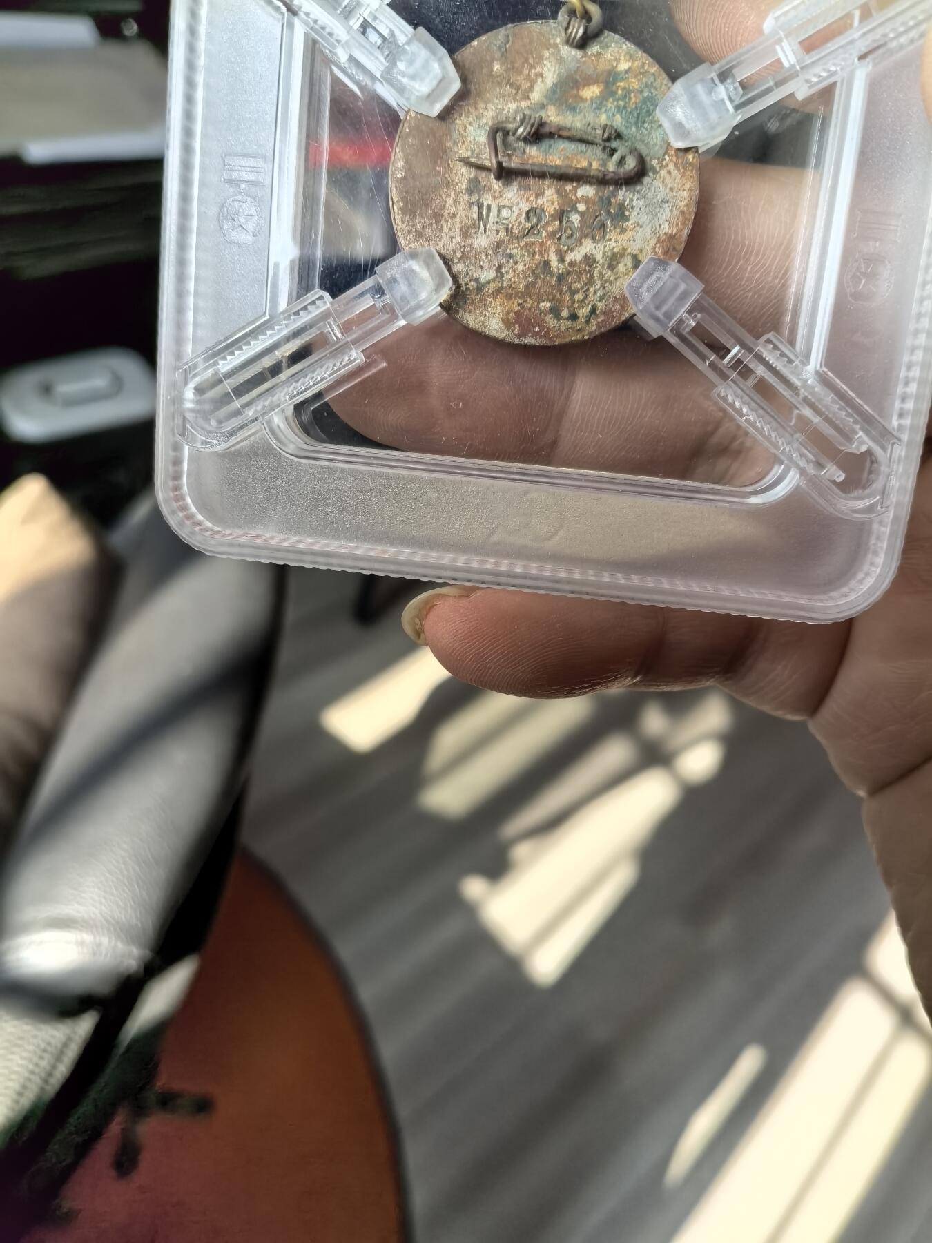 大明五军都督25年末场次，无佣金 1939年，苏鲁皖边区抗日游击队干部训练军官章，编号250号军官，李明扬名义总指挥，活跃于江苏泰州地区，著名黄桥战役发生于此，打击日寇