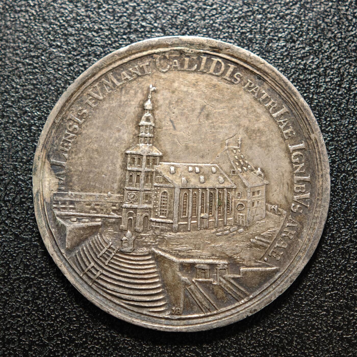 【德藏】世界币章拍卖第158期（拍品征集中~欢迎藏友联系） 18世纪 德国萨克森安哈尔特州哈雷市盐业设施修复纪念银章 这枚章属于巴洛克时期的欧洲城市产业纪念章，聚焦哈雷（Halle an der Saale）的盐业发展历史 哈雷（Halle an der Saale）是德国中部传统的盐业重镇，中世纪至近代依靠萨尔河（Saale）的盐矿与煮盐产业发展，盐业是当地经济的核心支柱，这枚银章是对城市核心产业发展的实物纪念 直径约：35.5mm；重约：14.8g