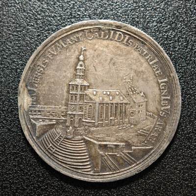 【德藏】世界币章拍卖第158期（拍品征集中~欢迎藏友联系） - 18世纪 德国萨克森安哈尔特州哈雷市盐业设施修复纪念银章 这枚章属于巴洛克时期的欧洲城市产业纪念章，聚焦哈雷（Halle an der Saale）的盐业发展历史 哈雷（Halle an der Saale）是德国中部传统的盐业重镇，中世纪至近代依靠萨尔河（Saale）的盐矿与煮盐产业发展，盐业是当地经济的核心支柱，这枚银章是对城市核心产业发展的实物纪念 直径约：35.5mm；重约：14.8g