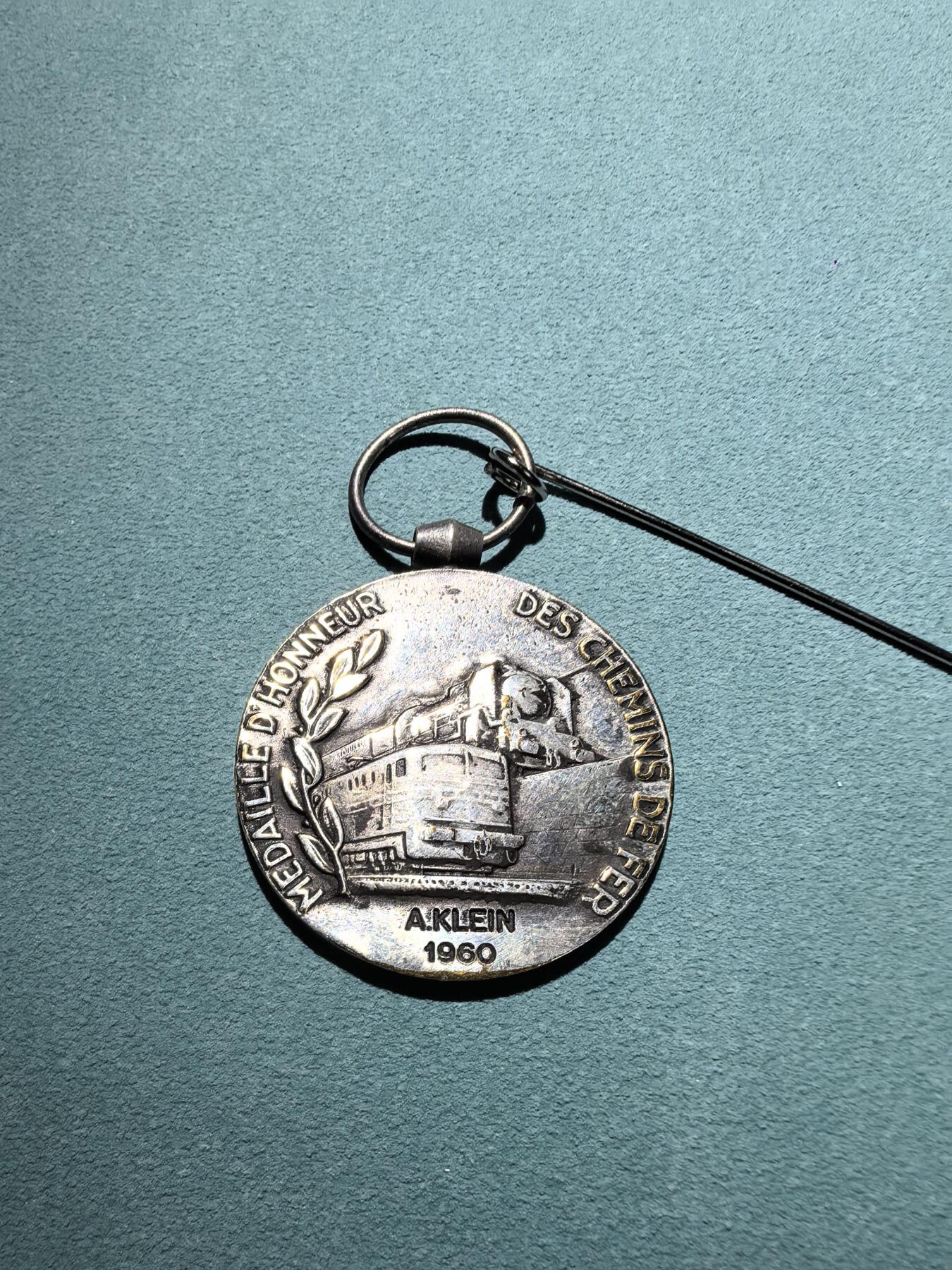 盛世勋华——号角文化勋章邮票专场拍卖第294期 法国银级铁路奖章 1969年实发版带刻名 授予工作满20年的铁路职工