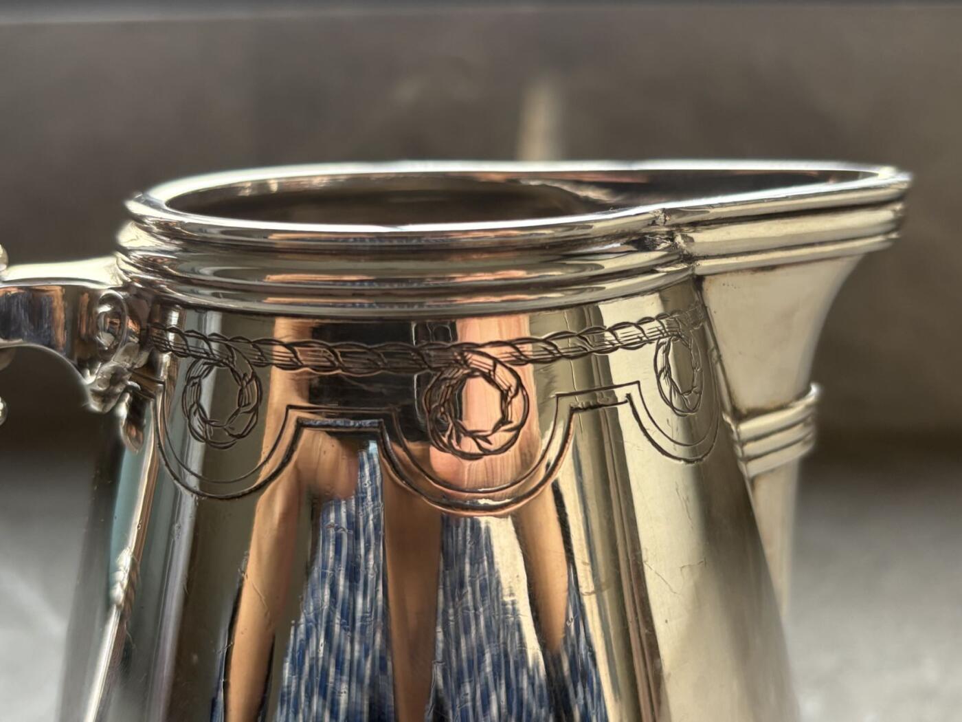 盛世勋华——号角文化勋章邮票专场拍卖第294期 意大利王国皇家海军1941年军官定制银壶，重989克，由米兰知名工坊Broggi打造，执壶通高220毫米（含把手），采用银制工艺打造（部分镀银），器身经精细錾刻与抛光处理，线条流畅饱满，呈现出优雅的梨形轮廓。壶身饰有意大利皇家海军专属纹章与航海主题装饰纹样，底座有银标和厂标