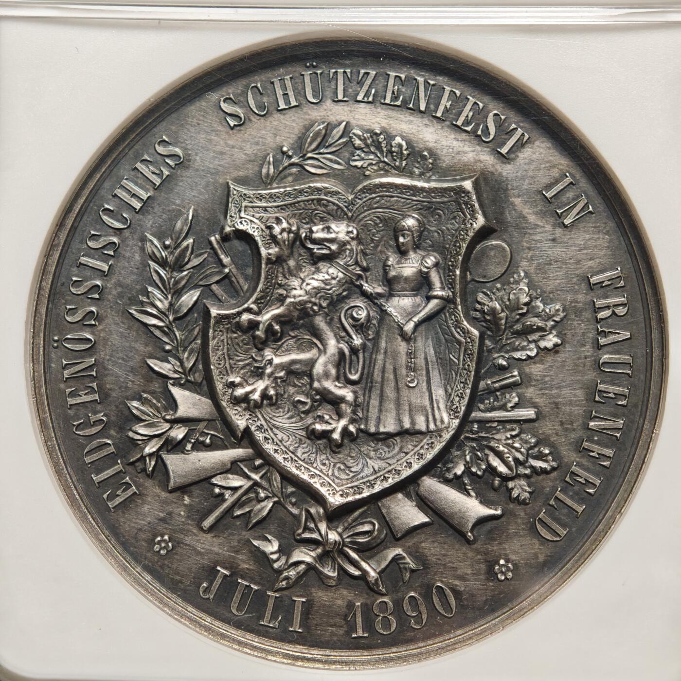 【德藏】世界币章拍卖第158期（拍品征集中~欢迎藏友联系） 1890年 瑞士劳恩菲尔德射击节高浮雕纪念大银章 NGC MS61 正面是两位女神，一位女神一手持剑一手高举盾牌，另一位女神坐着观看，姿态优雅；背面是射击节盾徽，盾徽中间是美女用绳索勒住狮子的脖子。双面高浮雕工艺，整体雕刻精美，人物动物细节丰富，保存状态很好，黑包浆醇厚，早期NGC低评