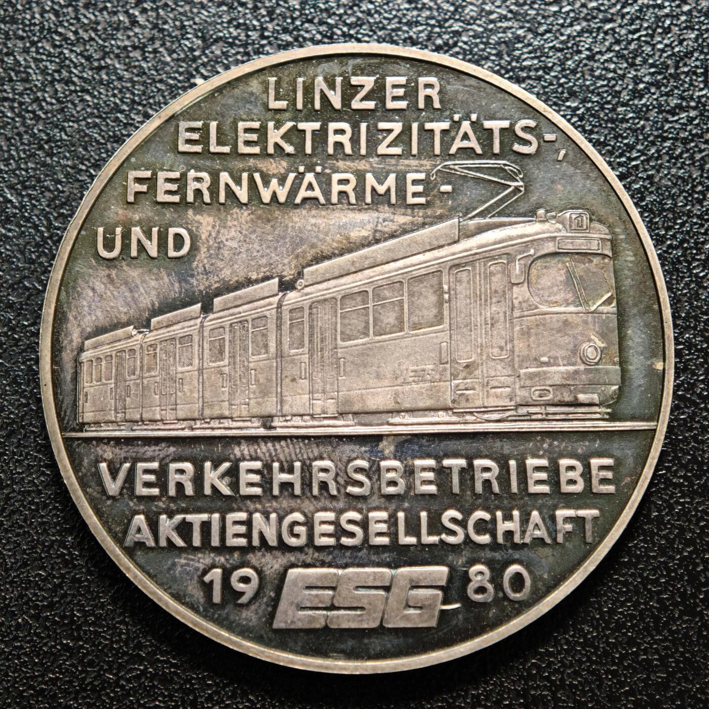 【德藏】世界币章拍卖第158期（拍品征集中~欢迎藏友联系） 1980年 奥地利林茨有轨电车运营百年纪念银章 由奥地利造币机构铸造，用以纪念林茨-乌尔法尔马拉有轨电车1880年开通至1980年的百年发展历程 深彩包浆直径约：40mm；重约：27.6g
