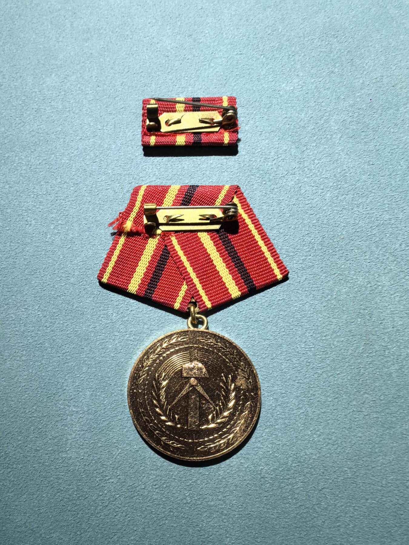 盛世勋华——号角文化勋章邮票专场拍卖第294期 东德工人阶级战斗队金级功劳奖章 带略