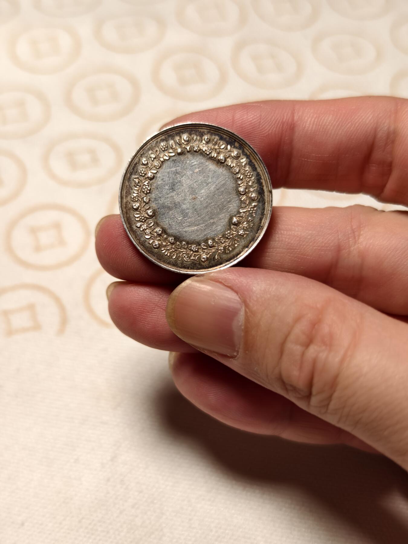 抚柳草堂-第三期章牌钱币 奖章勋章限时免佣 满百包邮 放漏专场 19世纪法国婚姻与爱情纪念银章，12.28g，29.5mm，手指边铭 原铸精品 细节非常好无磕无划未刻名 可以自用