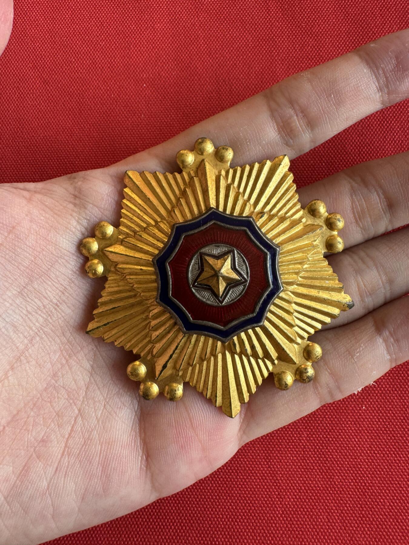 五哥徽章群   20号周六晚上八点4群联拍 朝鲜章