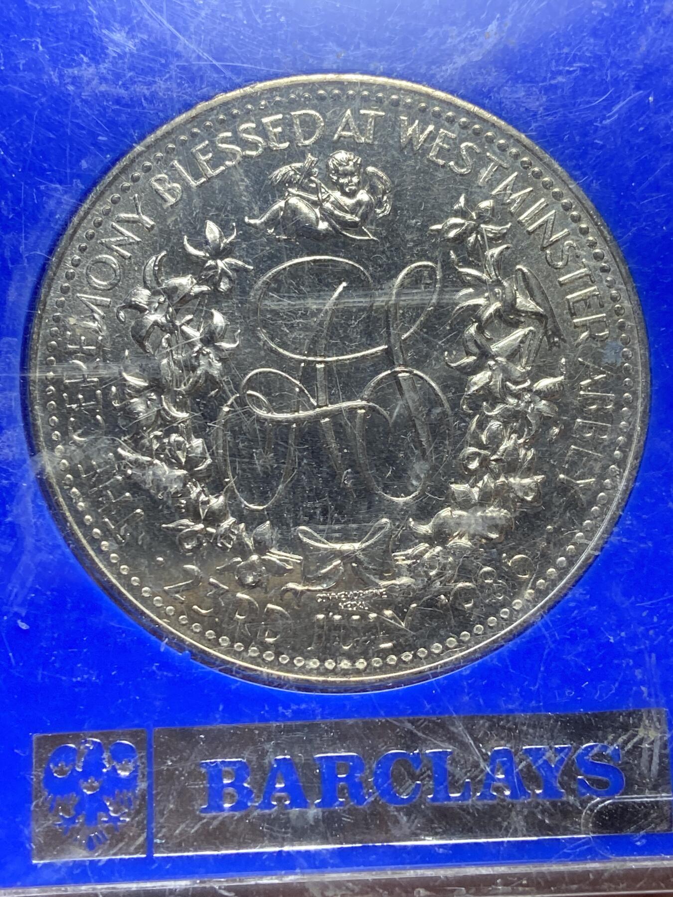 2025年第一百三十八场(总第一百六十四场）外国好品散币场(免佣金) 原盒–英国🇬🇧1986年7月23日安德鲁王子与莎拉·弗格森皇家婚礼克朗型纪念章