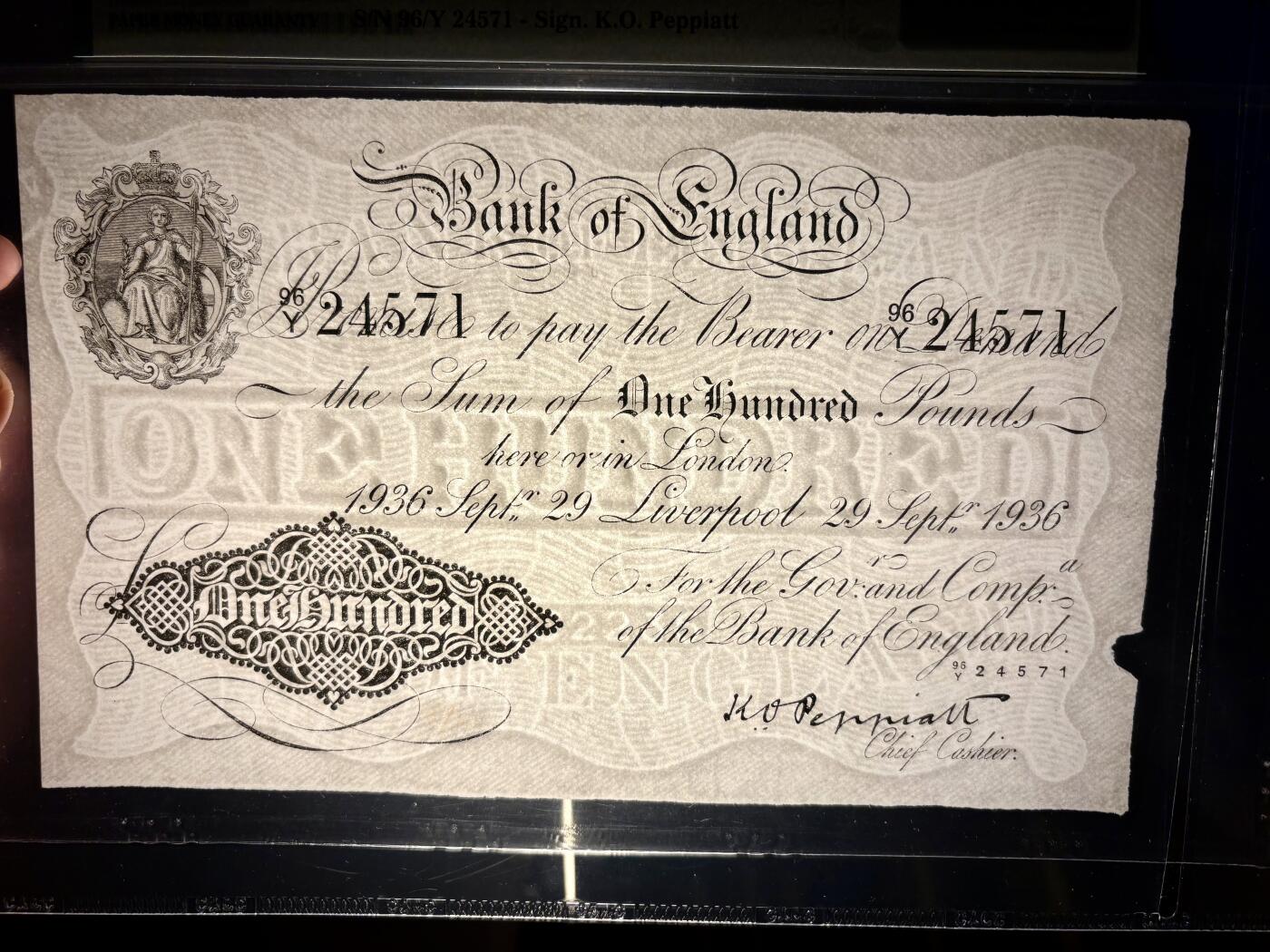 【Blue Auction】世界纸币精拍第765期——18级TOP拍卖/信誉/品质/专业/高效💫 【战时高值好品实属罕有】英格兰银行1936年100英镑 超大票幅 PMG63 利物浦分行 （由于当时英格兰银行的总行位于伦敦，所以白镑上书写的发行地点也是伦敦居多，而像利物浦、曼彻斯特、利兹等城市的英格兰银行当地分行发行的纸币就较为稀有，如此高分是一张不可多得的藏品。纸币上缺口是当时印刷时为了方便识别出厂就自带的） 