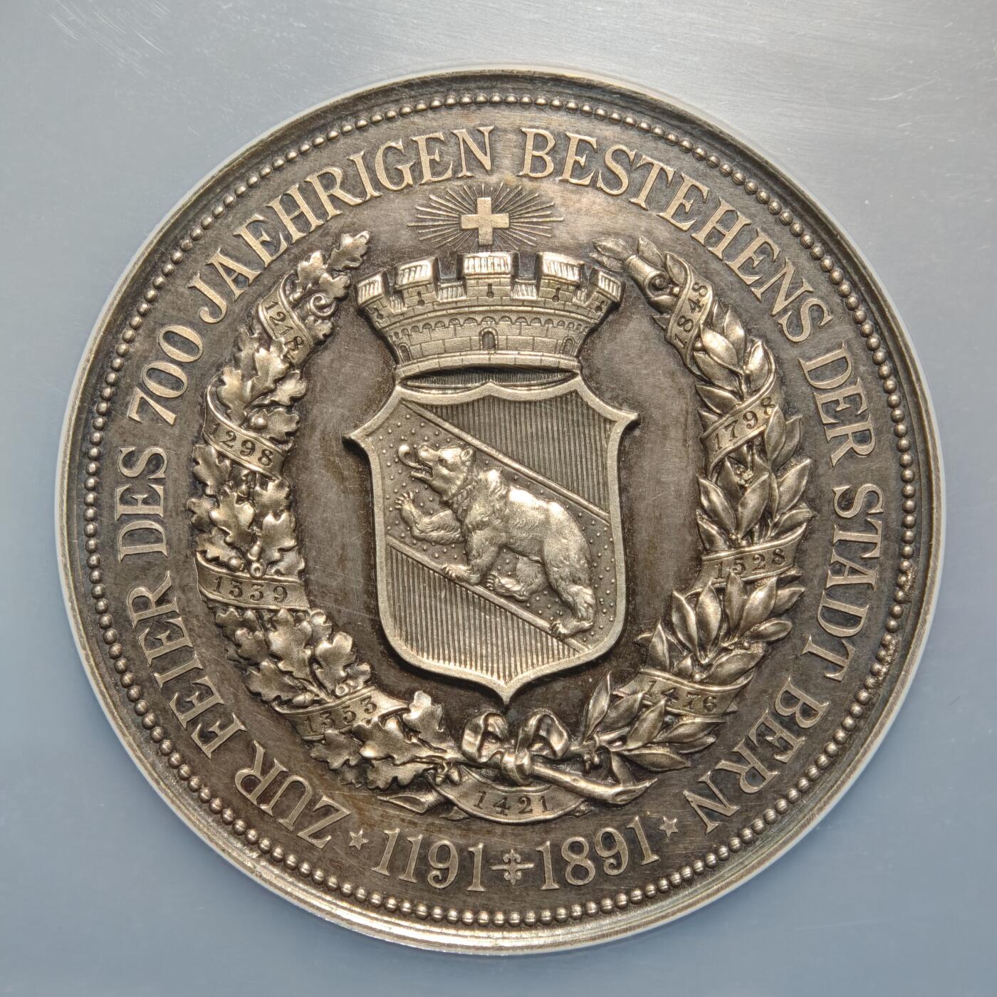 【德藏】世界币章拍卖第158期（拍品征集中~欢迎藏友联系） 1891年 瑞士伯尔尼建城700周年50mm纪念银章 念伯尔尼从1191年建城至1891年的700年历史，核心致敬伯尔尼建城者贝尔希托尔德五世 伯尔尼由策林根家族的贝尔希托尔德五世于1191年建立，“熊”作为城市象征源于建城时的狩猎传说；1891年的700周年庆典是伯尔尼城市发展史上的重要节点 原味包浆 NGC MS63